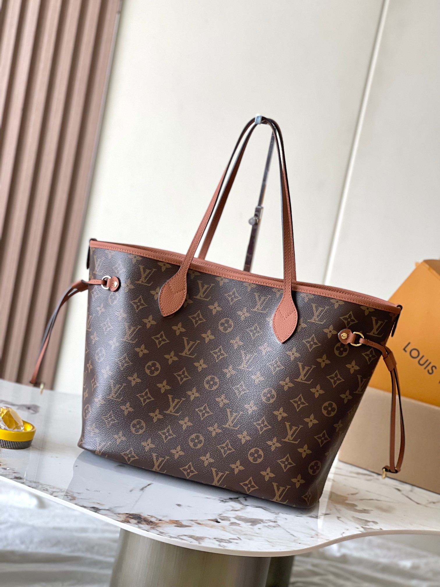p2260 Neverfull Inside Out Medium Handbags This season's interpretation of the classic design of the double-sided version Model: M12061 brown Material: A grade all-steel hardware imported original cowhide Packaging: a full set of the original duty-free M Berberi loaded Size: 31 * 28 * 14CM - high imitation factory