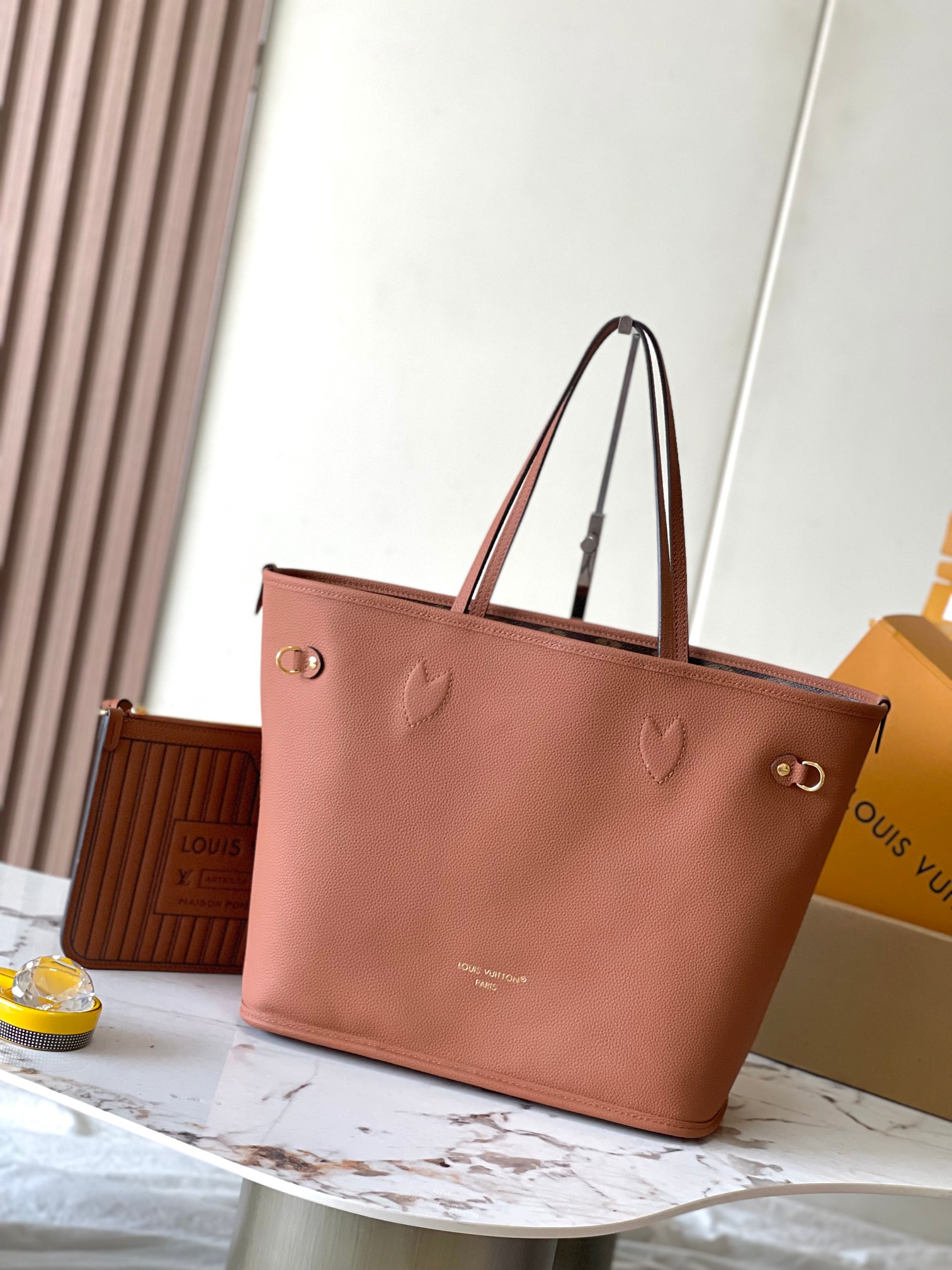 p2260 Neverfull Inside Out Medium Handbags This season's interpretation of the classic design of the double-sided version Model: M12061 brown Material: A grade all-steel hardware imported original cowhide Packaging: a full set of the original duty-free M Berberi loaded Size: 31 * 28 * 14CM - high imitation factory