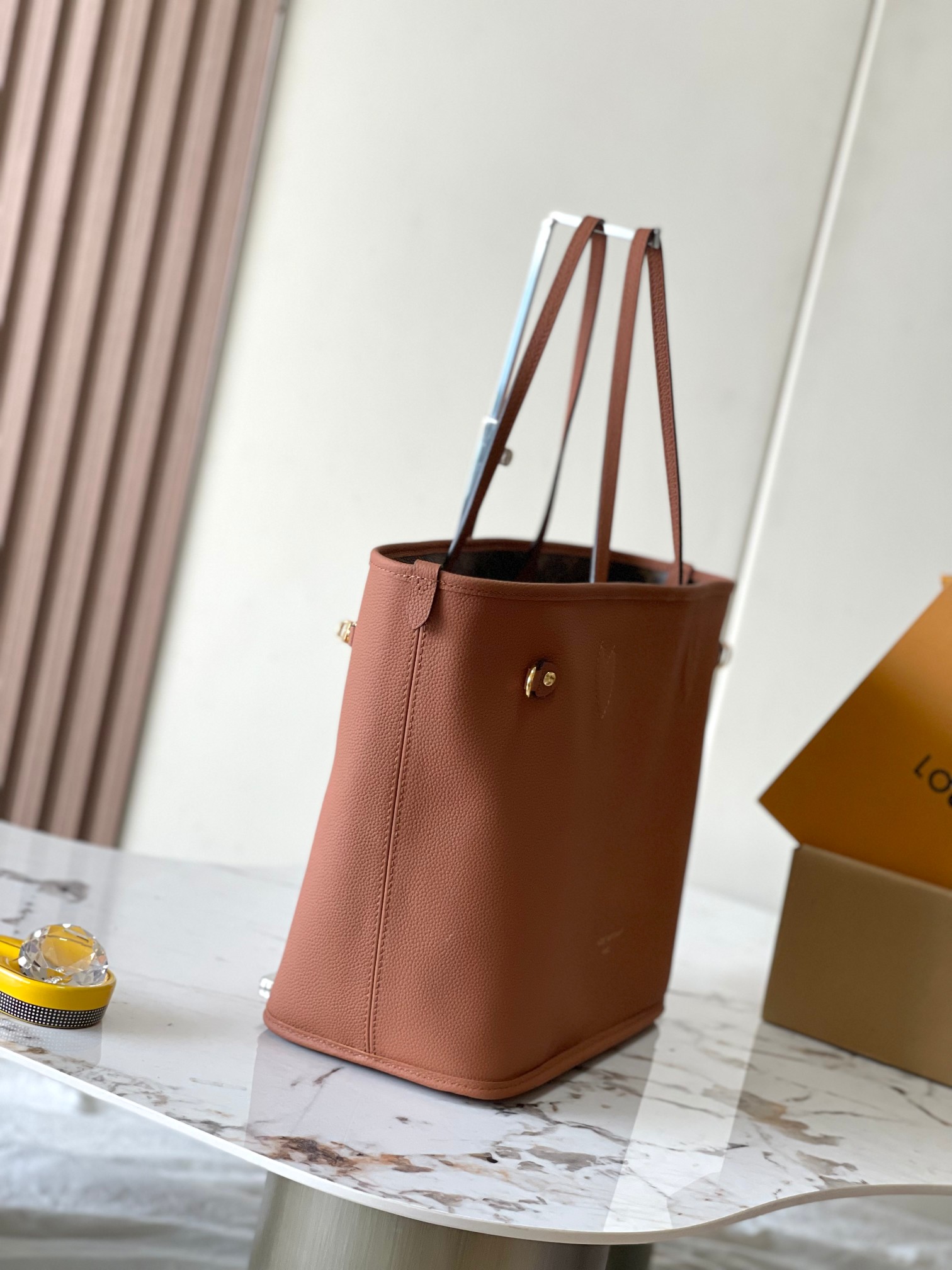p2260 Neverfull Inside Out Medium Handbags This season's interpretation of the classic design of the double-sided version Model: M12061 brown Material: A grade all-steel hardware imported original cowhide Packaging: a full set of the original duty-free M Berberi loaded Size: 31 * 28 * 14CM - high imitation factory