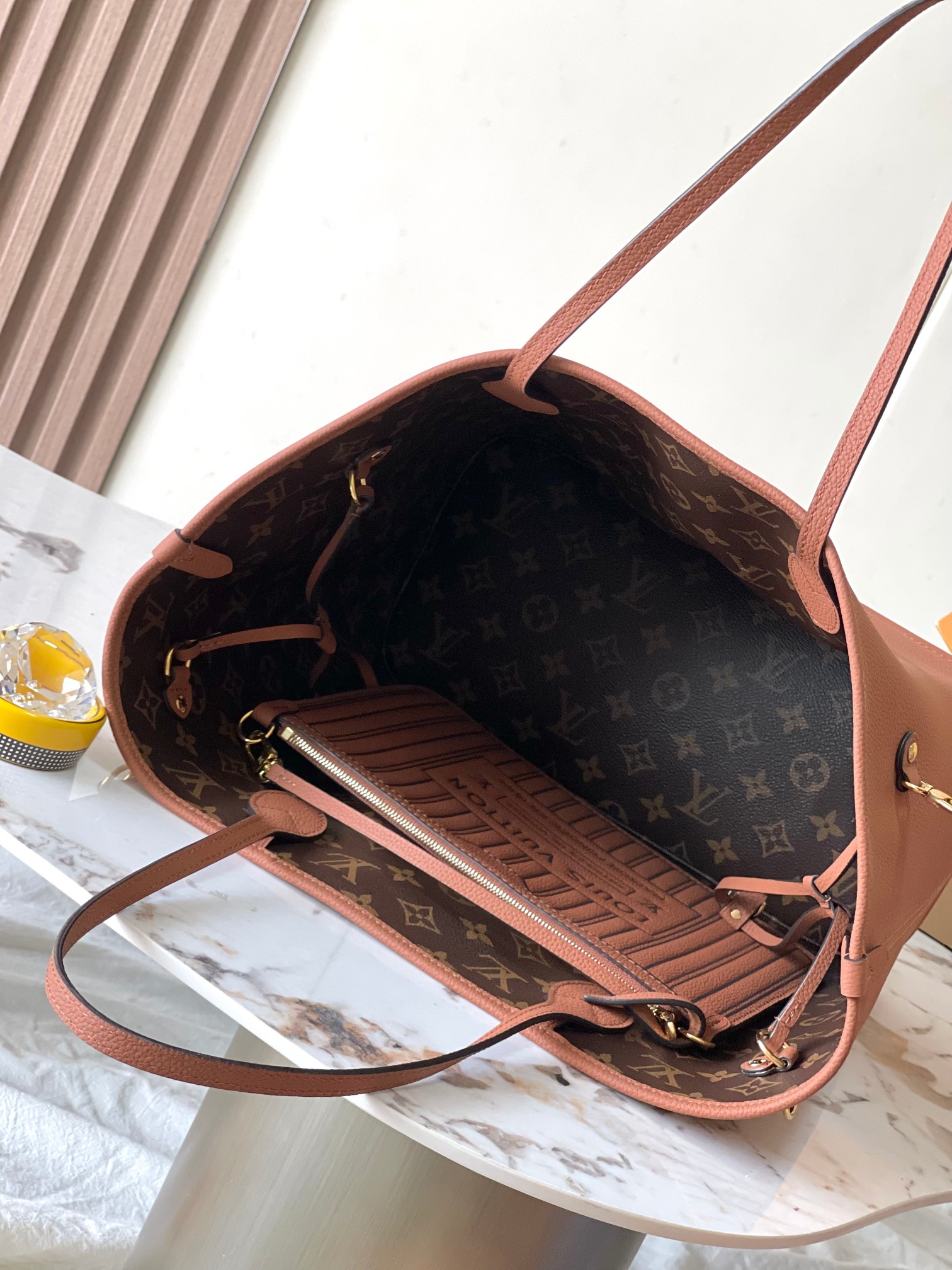 p2260 Neverfull Inside Out Medium Handbags This season's interpretation of the classic design of the double-sided version Model: M12061 brown Material: A grade all-steel hardware imported original cowhide Packaging: a full set of the original duty-free M Berberi loaded Size: 31 * 28 * 14CM - high imitation factory