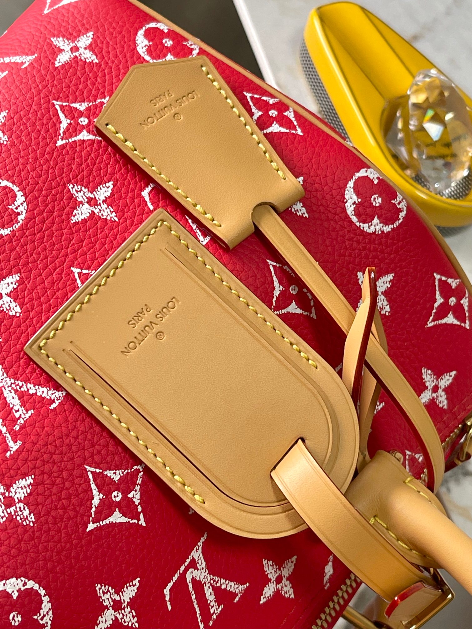 p3000 Bandouliere 25 handbags from Pharrell Williams to From Paris to Virginia as the theme of the fall and winter 2024 series Model: M24443 Material: A grade steel hardware imported original cowhide Packaging: a full set of the original duty-free M Berberi loaded Size: 25 * 15 * 15CM-high imitation of the factory
