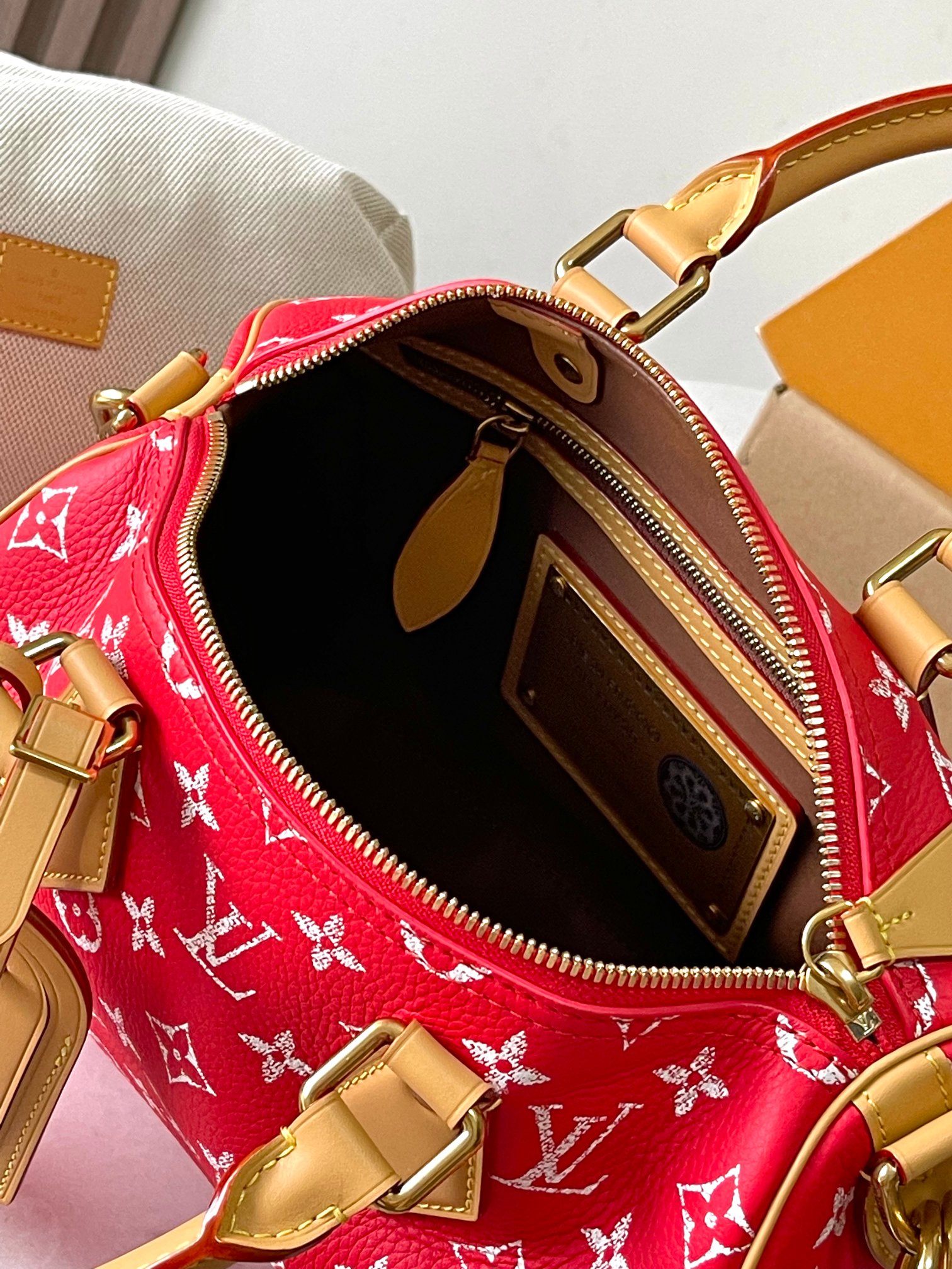 p3000 Bandouliere 25 handbags from Pharrell Williams to From Paris to Virginia as the theme of the fall and winter 2024 series Model: M24443 Material: A grade steel hardware imported original cowhide Packaging: a full set of the original duty-free M Berberi loaded Size: 25 * 15 * 15CM-high imitation of the factory