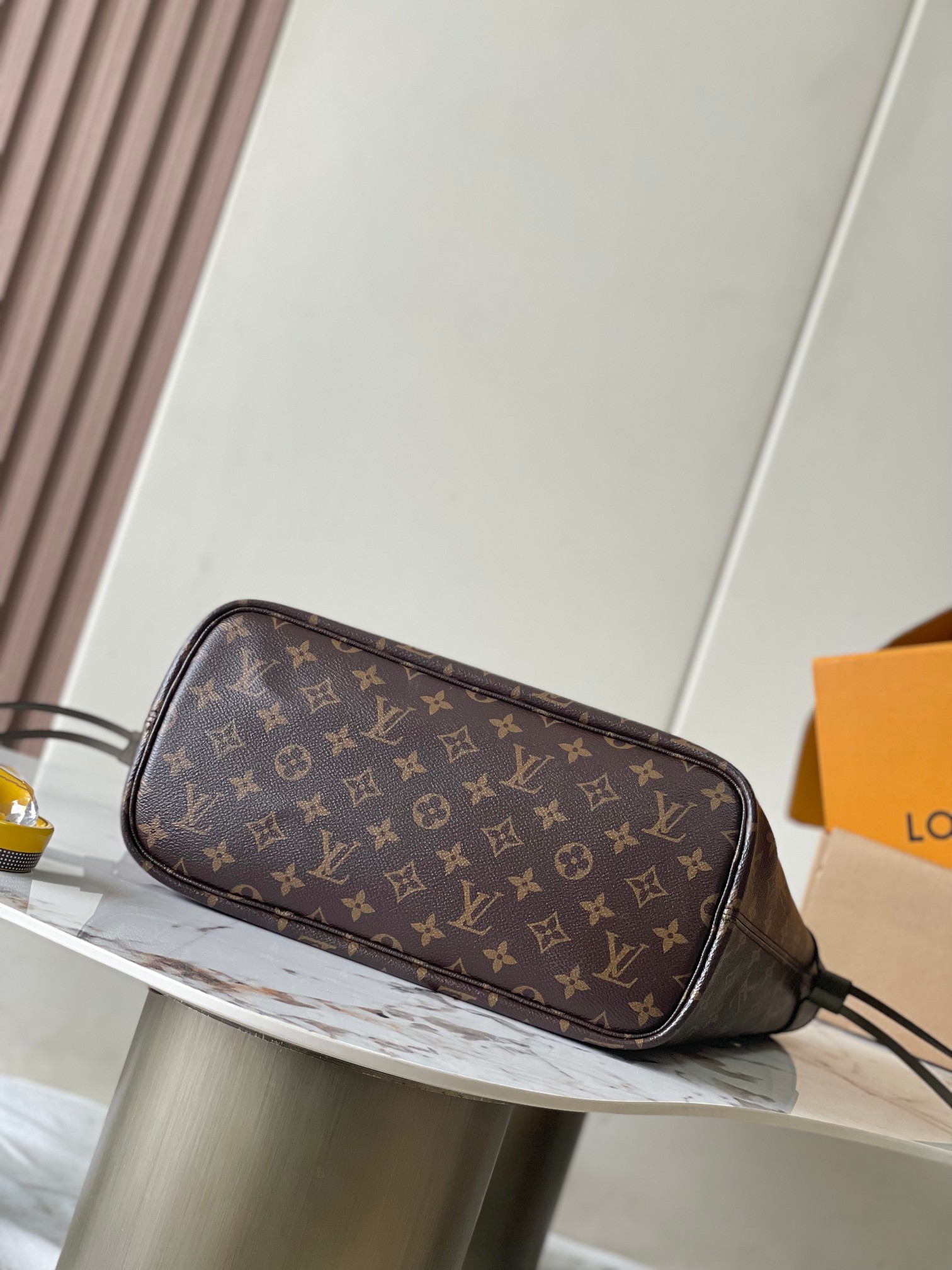 p2260 Neverfull Inside Out Medium Handbags This season's interpretation of the classic design of the double-sided version Model: M12063 Elephant Gray Material: A-grade all-steel hardware imported original cowhide Packaging: a full set of the original duty-free M Boberly loaded Size: 31 * 28 * 14CM - high imitation factory