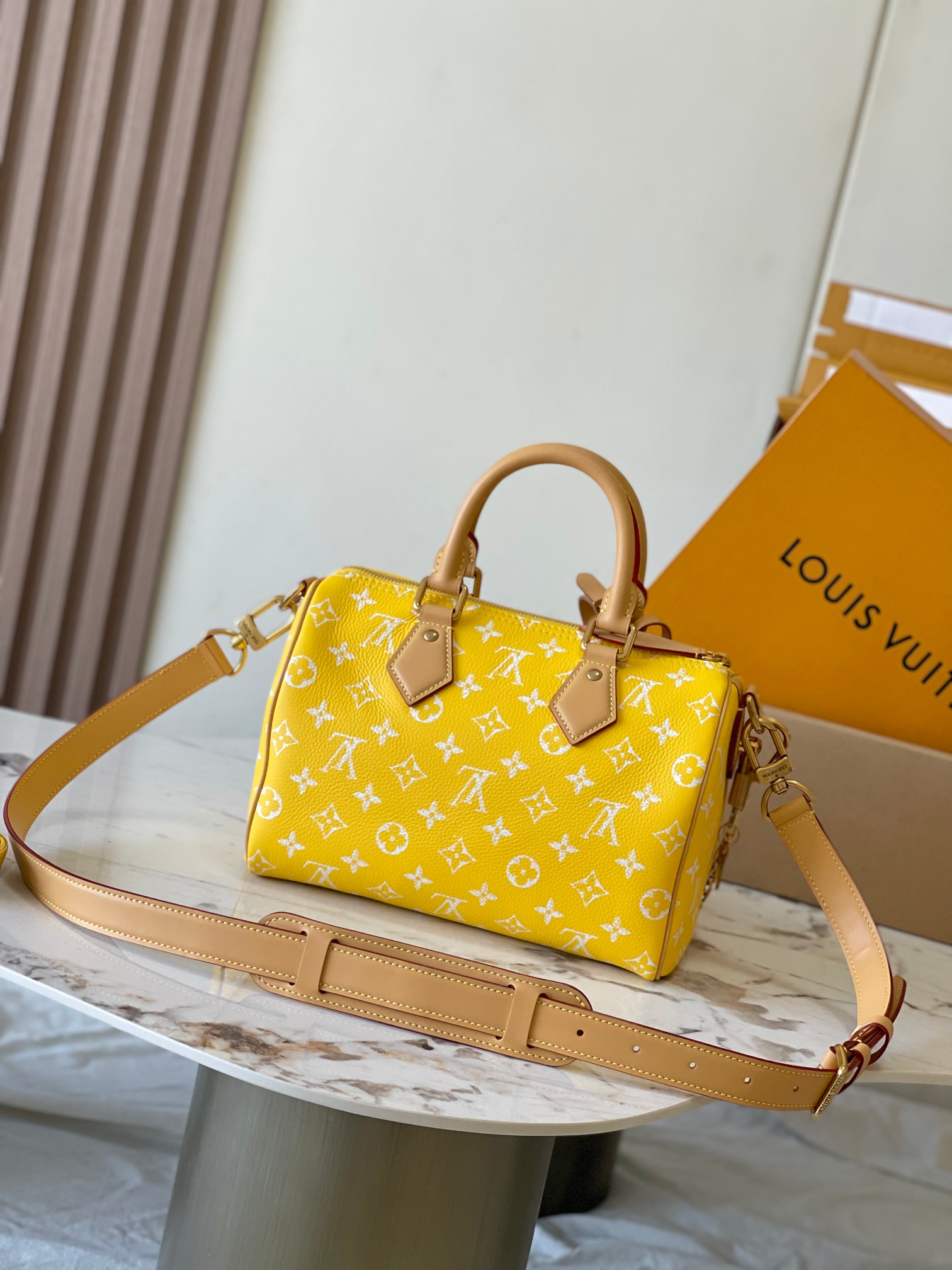 图片[3]-p3000

 Bandouliere 25手袋出自 Pharrell Williams 以 From Paris to Virginia为主题的2024秋冬系列
型号：M24426黄色
材料：A级全钢五金进口原厂牛皮
包装：全套原厂免税M博柏利装
尺寸：25*15*15CM-高仿包包