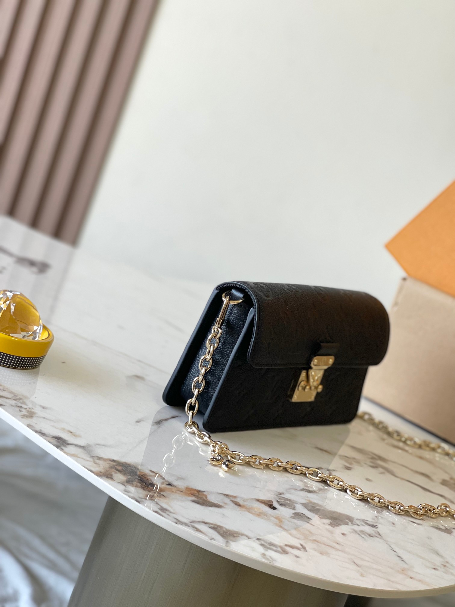 图片[2]-p2500

 Wallet On Chain Metis 手袋取材粒面Monogram Empreinte皮革
型号：M82637黑色
材料：A级全钢五金进口原厂面料
包装：全套原厂免税M博柏利装
尺寸：19*11*5.5C-高仿包包