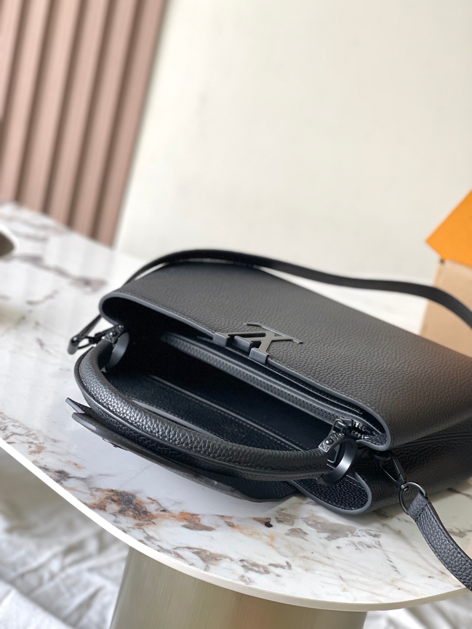p2300💋 M25255 BlackThis Capucines handbag is made of matte Taurillon cowhide leather with metal hardware, giving a sharp twist to a classic design. The flap is available as an external or internal closure, and the neatly lined interior features multiple pockets.
