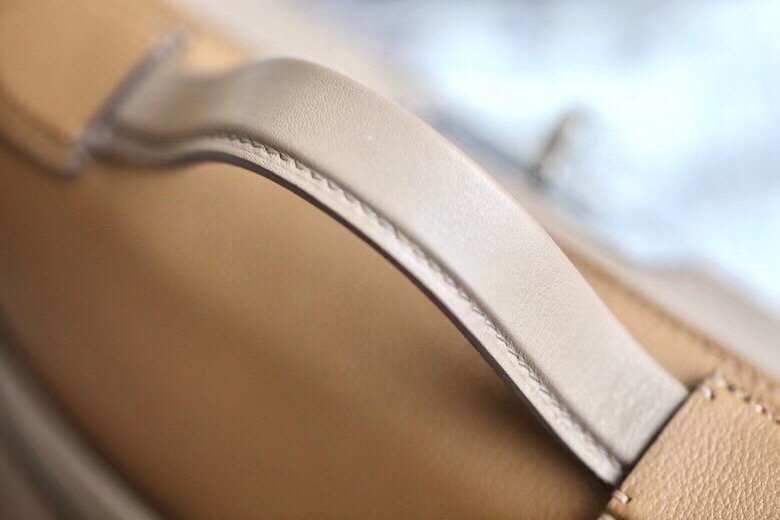 Mini 2424 21cm Do milk tea color/CK18 elephant gray silver buckle evercolor leather/Swift leather new KELLY2424mini very model, temperament of a gentle small bag do not look at it small, but the capacity is very considerable, but also practical can be armpit, handheld, shoulder, shoulder, waist pack, a variety of back can be salt can be sweet, leisure. Public occasions are suitable and also very low-profile, business is also suitable for