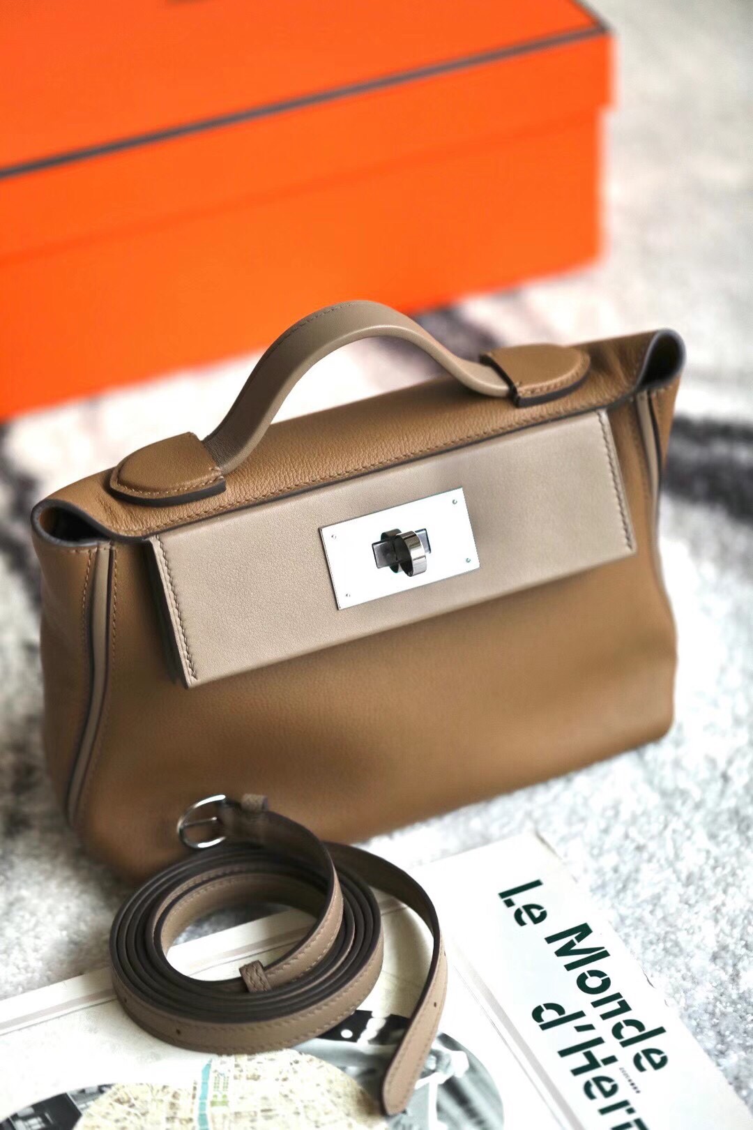 Mini 2424 21cm Do milk tea color/CK18 elephant gray silver buckle evercolor leather/Swift leather new KELLY2424mini very model, temperament of a gentle small bag do not look at it small, but the capacity is very considerable, but also practical can be armpit, handheld, shoulder, shoulder, waist pack, a variety of back can be salt can be sweet, leisure. Public occasions are suitable and also very low-profile, business is also suitable for