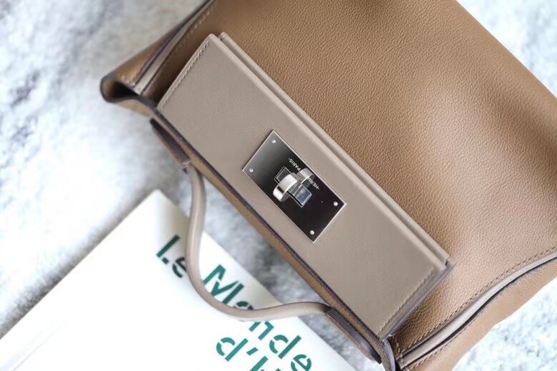 Mini 2424 21cm Do milk tea color/CK18 elephant gray silver buckle evercolor leather/Swift leather new KELLY2424mini very model, temperament of a gentle small bag do not look at it small, but the capacity is very considerable, but also practical can be armpit, handheld, shoulder, shoulder, waist pack, a variety of back can be salt can be sweet, leisure. Public occasions are suitable and also very low-profile, business is also suitable for