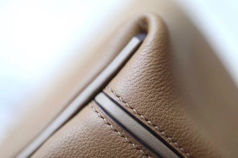 Mini 2424 21cm Do milk tea color/CK18 elephant gray silver buckle evercolor leather/Swift leather new KELLY2424mini very model, temperament of a gentle small bag do not look at it small, but the capacity is very considerable, but also practical can be armpit, handheld, shoulder, shoulder, waist pack, a variety of back can be salt can be sweet, leisure. Public occasions are suitable and also very low-profile, business is also suitable for