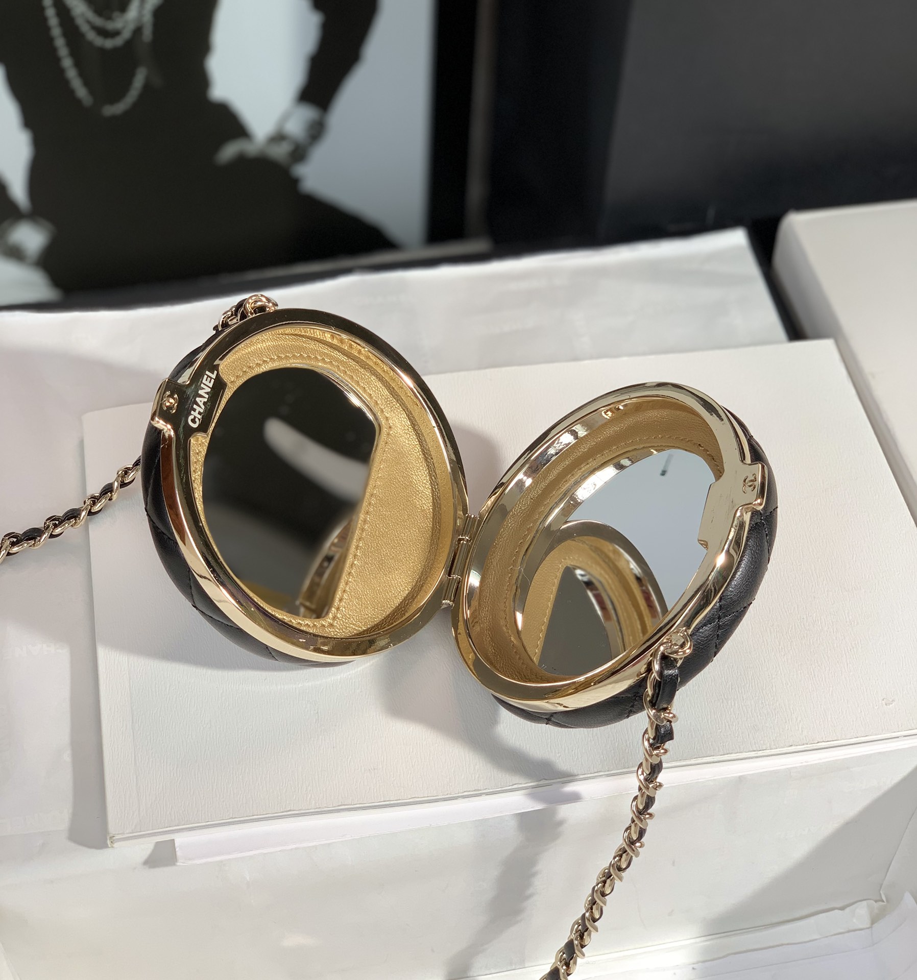 图片[8]-升级版回货‌CHANEL  𝐒𝐒2023 筹码包新款圆饼化妆盒 

尺寸：10×10×4（cm）-高仿包包