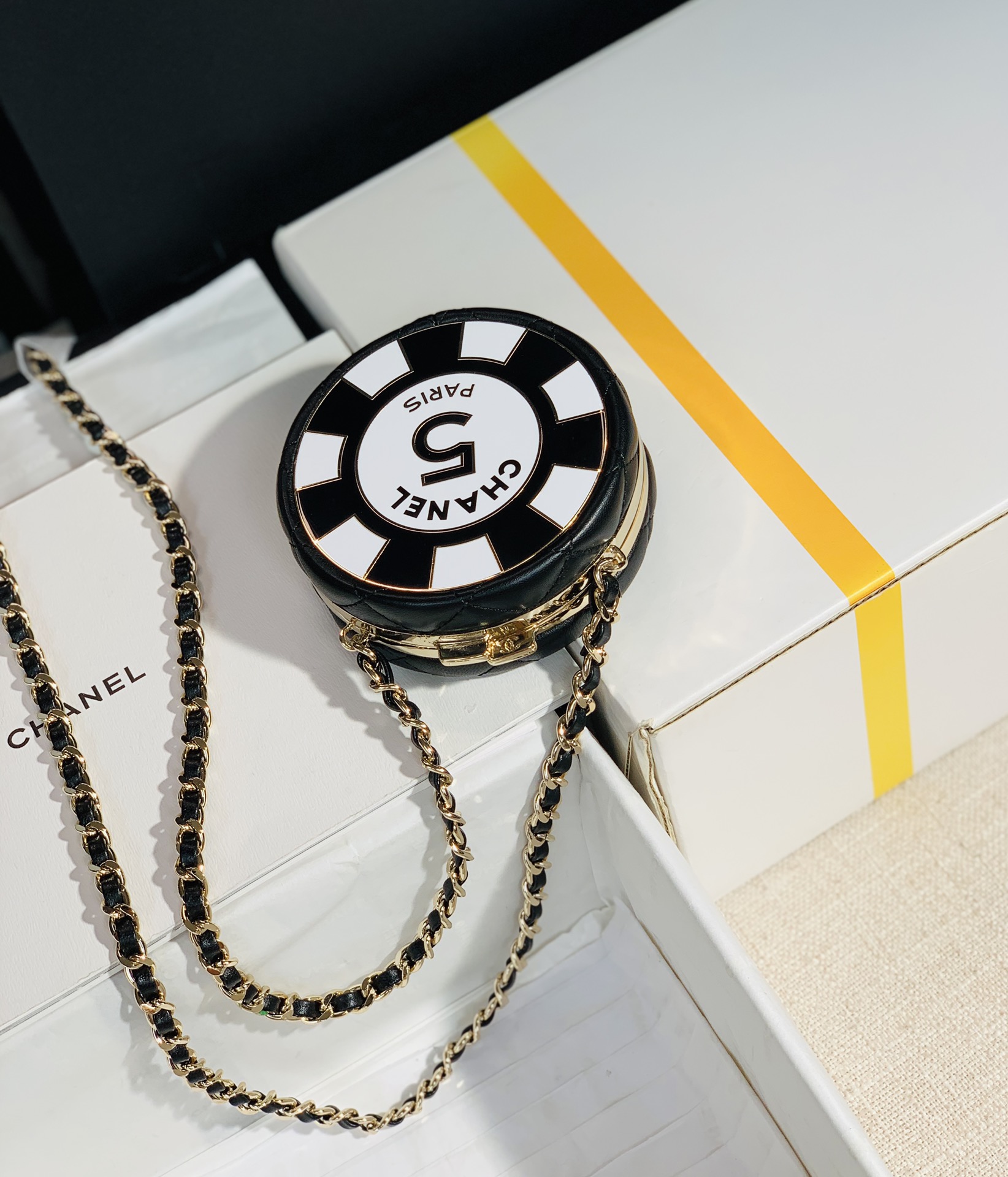 升级版回货‌CHANEL  𝐒𝐒2023 筹码包新款圆饼化妆盒 

尺寸：10×10×4（cm）-高仿包包