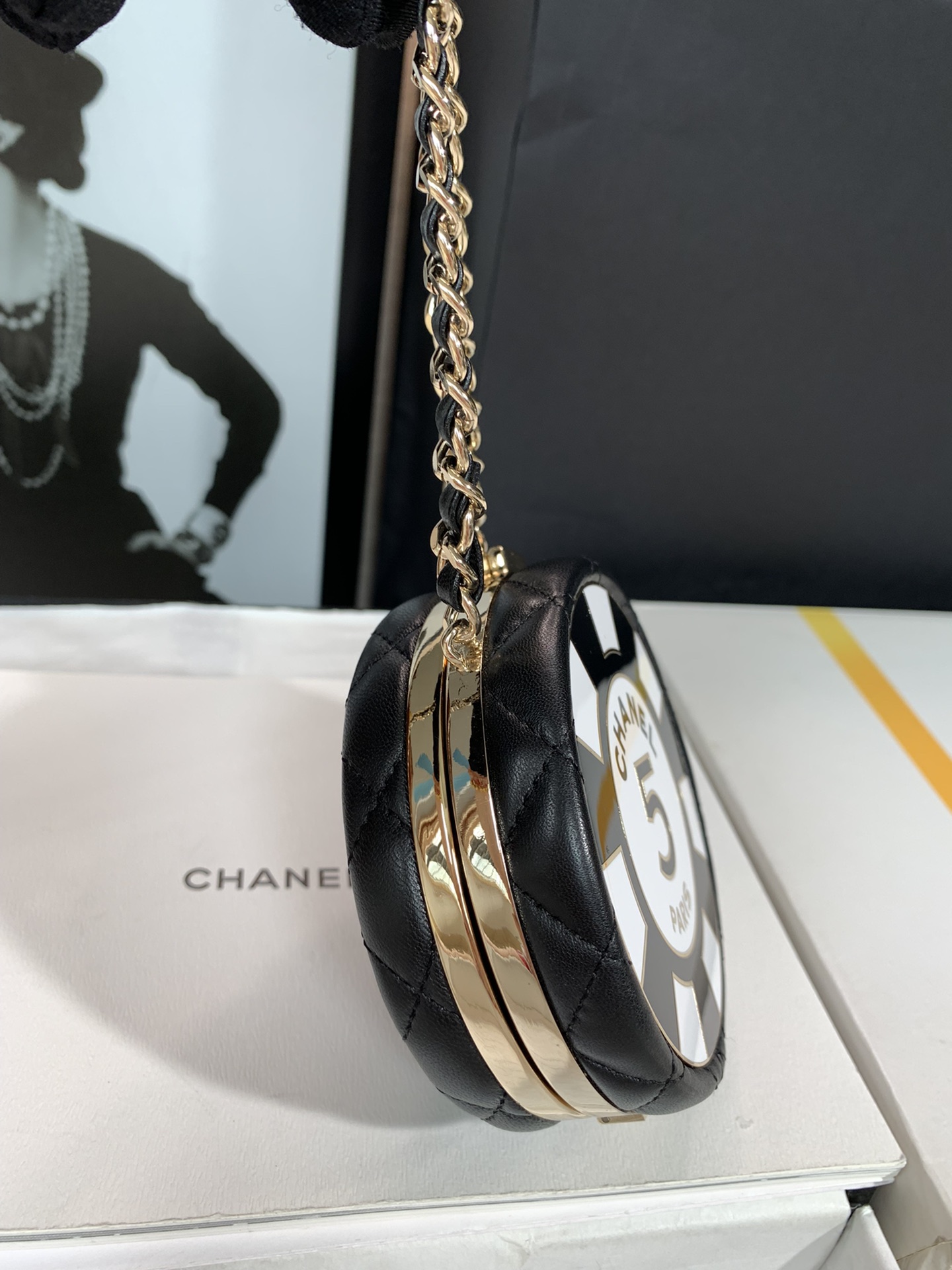 图片[4]-升级版回货‌CHANEL  𝐒𝐒2023 筹码包新款圆饼化妆盒 

尺寸：10×10×4（cm）-高仿包包