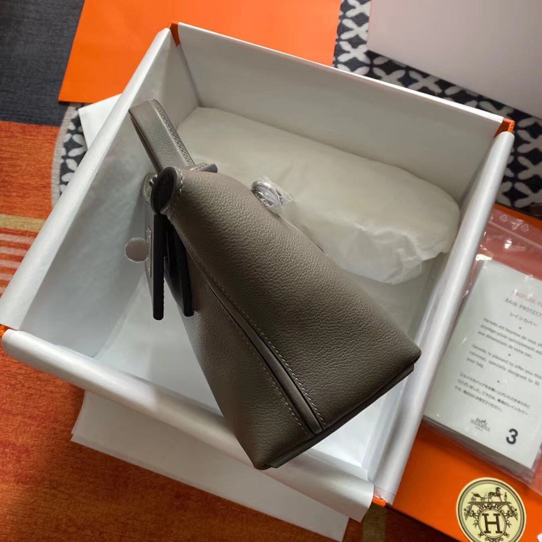 Strongly recommended｜Mini 2424 Evercolor 8F tinware gray silver buckle light retro breath not only looks beautiful but also a variety of back easy to hold (handheld, shoulder, cross-body, shoulders) double shoulder strap back method is super practical, the content of the content is sufficiently delicate, elegant and casual each back method can present a different style [victory]!