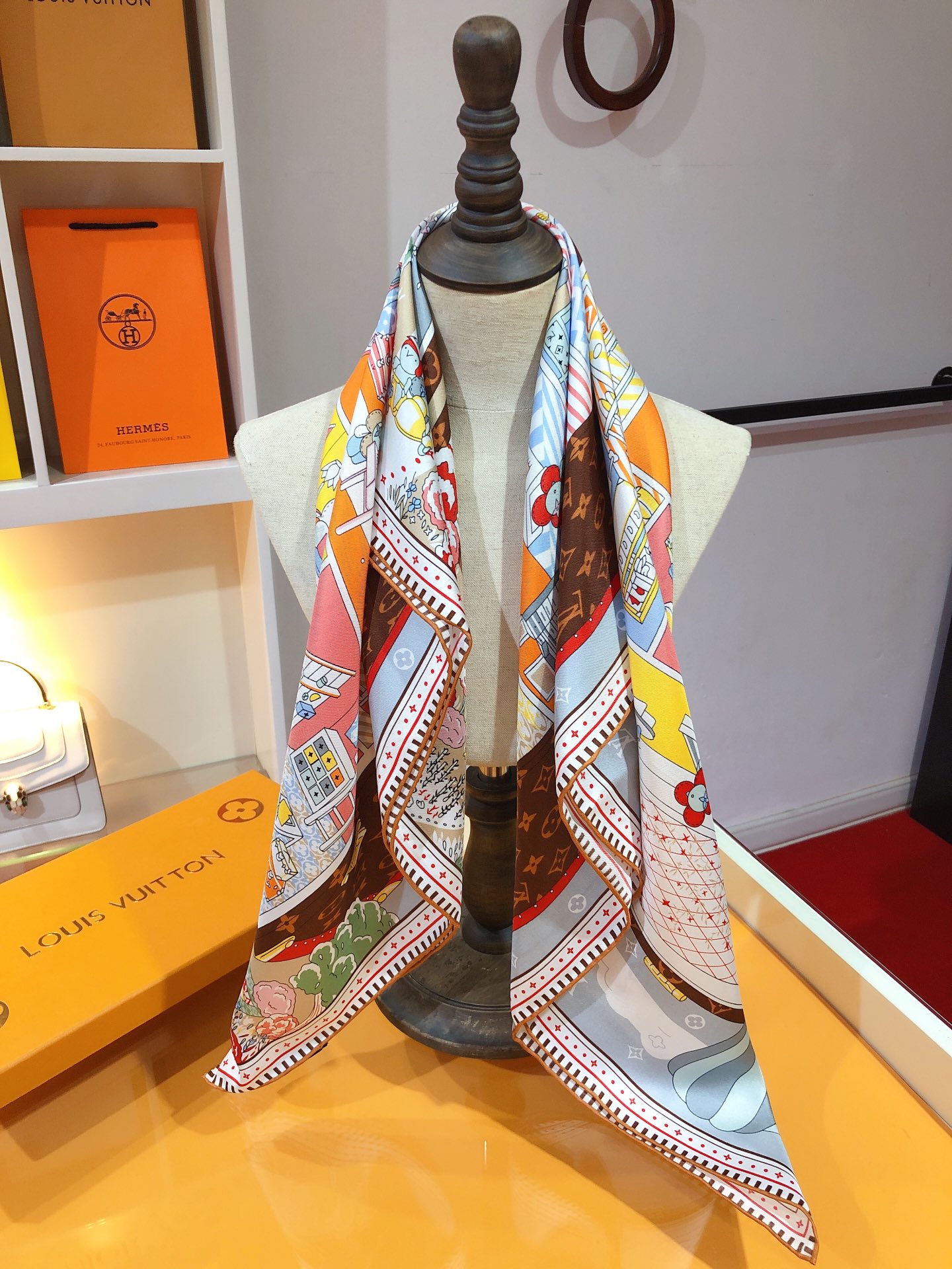 图片[8]-P250🌼SLV2313🌼 ❗Lv薇薇安世界90cm真丝方巾方巾详述路易威登挚爱吉祥物 Vivienne 的惬意生活描绘其在玩偶之家享受日光浴、缝纫和泡澡的妙趣情景再将 Monogram 花卉巧妙融入这一微型世界中顶级斜纹真丝材质❗️纯手工卷边轻奢感十足👸 🌺🌟面料追求造型手感挺括高端设计师配色均考虑上身效果和色彩饱和度色泽新鲜浓郁非常精致又有名媛气质！好货不等人喜欢就不能错过哦！快快砸单来吧🎁成分尺寸：90X90cm 100%斜纹真丝-高仿包包
