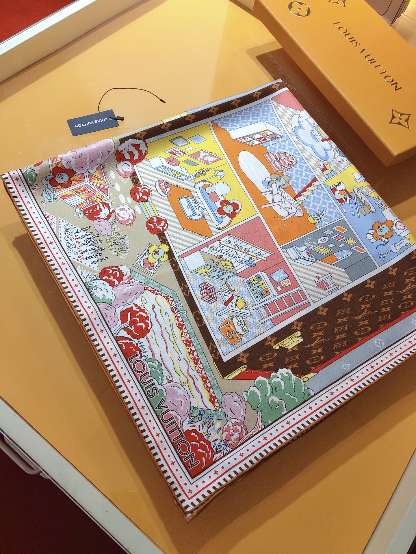 图片[3]-P250🌼SLV2313🌼 ❗Lv薇薇安世界90cm真丝方巾方巾详述路易威登挚爱吉祥物 Vivienne 的惬意生活描绘其在玩偶之家享受日光浴、缝纫和泡澡的妙趣情景再将 Monogram 花卉巧妙融入这一微型世界中顶级斜纹真丝材质❗️纯手工卷边轻奢感十足👸 🌺🌟面料追求造型手感挺括高端设计师配色均考虑上身效果和色彩饱和度色泽新鲜浓郁非常精致又有名媛气质！好货不等人喜欢就不能错过哦！快快砸单来吧🎁成分尺寸：90X90cm 100%斜纹真丝-高仿包包