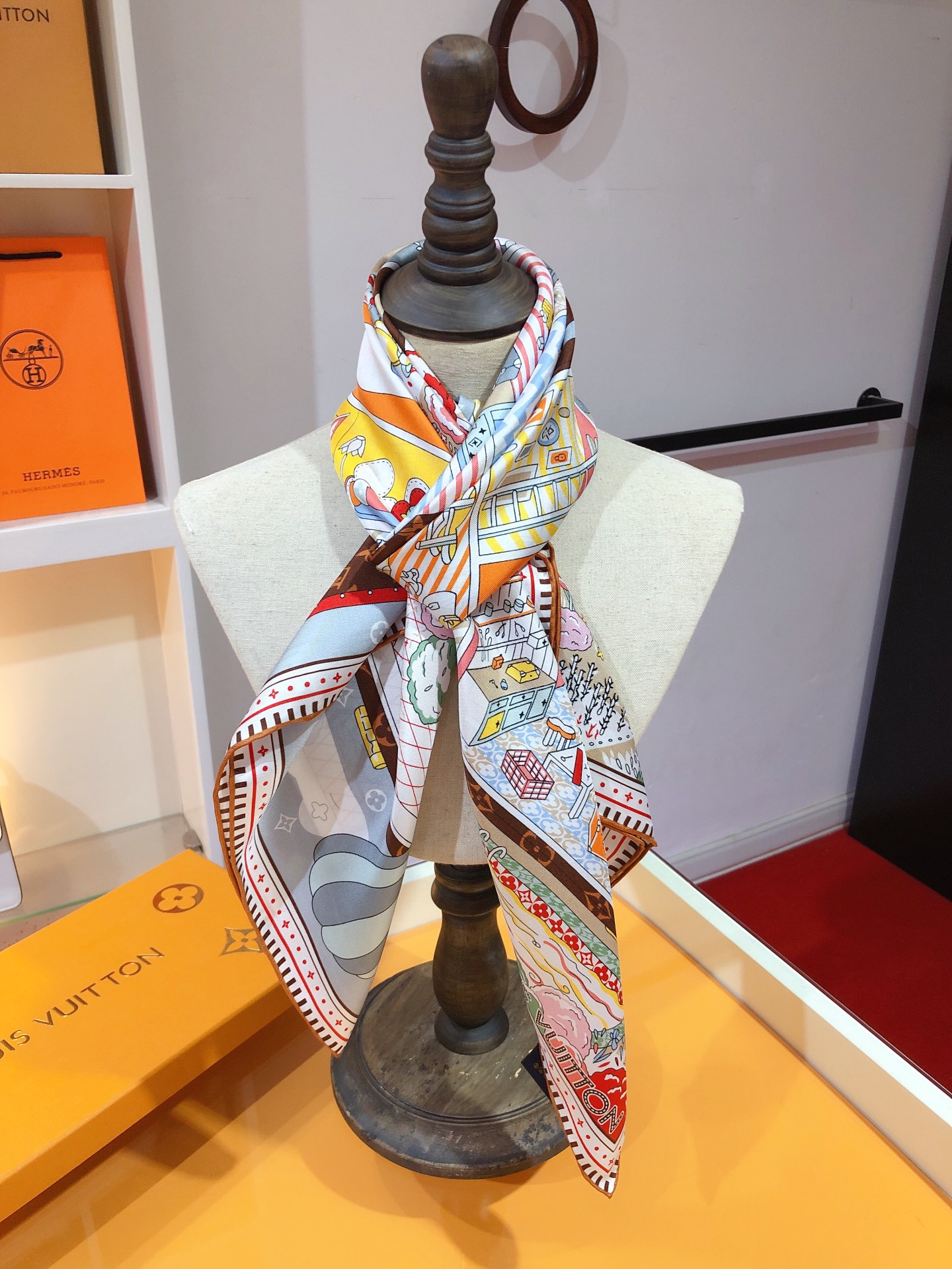 图片[9]-P250🌼SLV2313🌼 ❗Lv薇薇安世界90cm真丝方巾方巾详述路易威登挚爱吉祥物 Vivienne 的惬意生活描绘其在玩偶之家享受日光浴、缝纫和泡澡的妙趣情景再将 Monogram 花卉巧妙融入这一微型世界中顶级斜纹真丝材质❗️纯手工卷边轻奢感十足👸 🌺🌟面料追求造型手感挺括高端设计师配色均考虑上身效果和色彩饱和度色泽新鲜浓郁非常精致又有名媛气质！好货不等人喜欢就不能错过哦！快快砸单来吧🎁成分尺寸：90X90cm 100%斜纹真丝-高仿包包
