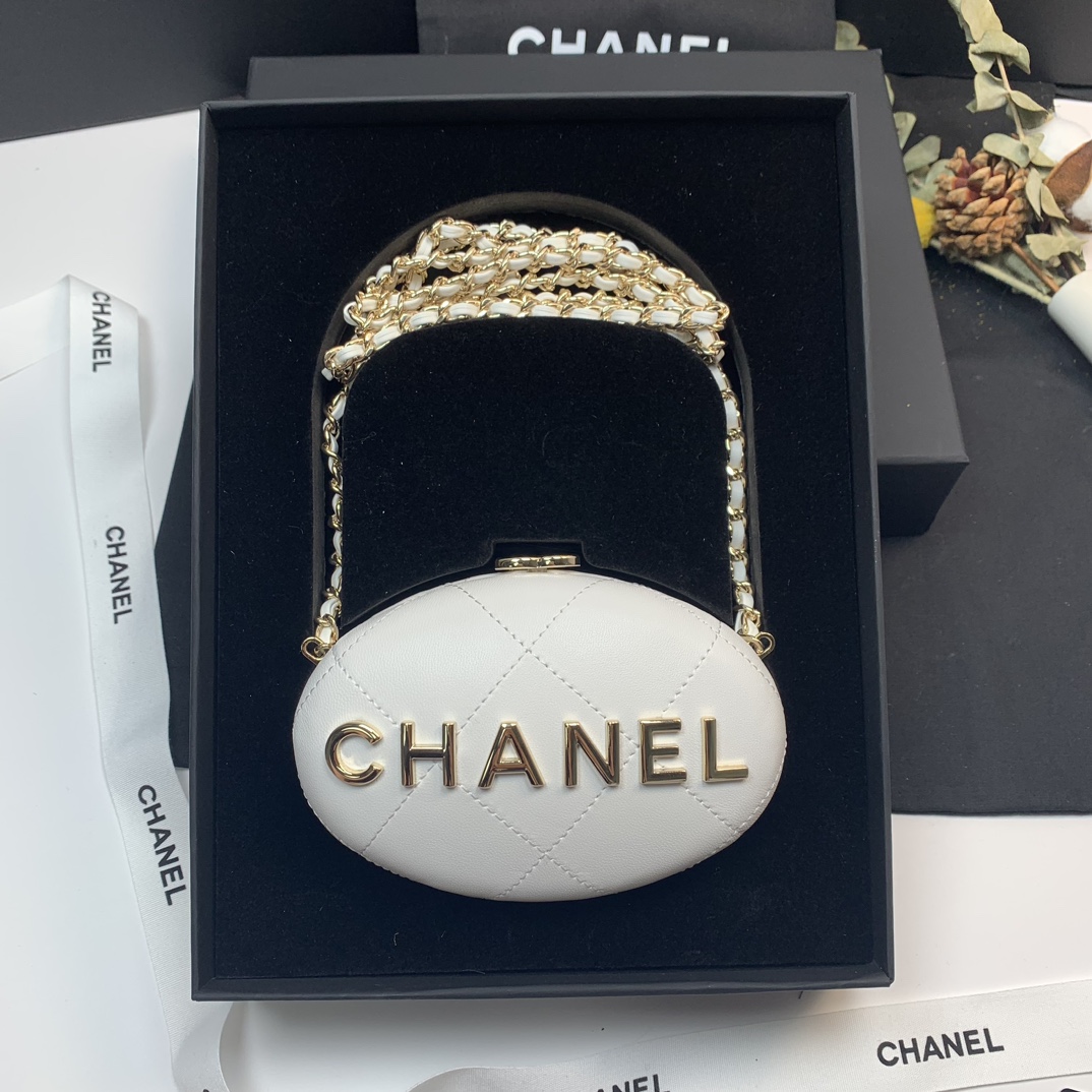 ✨Chanel23ss秀款鹅蛋包
超级吸睛的蛋蛋手拿包椭圆外形➕浅金色的CHANEL字母非常精致有质感活泼的同时带有一丝丝复古的感觉超级可爱又百搭🥰
口红💄零钱💰车钥匙等小物件都能装下超级值得拿下的小废包💕
小羊皮➕浅金色扣
尺寸：12*8.5*6cm-高仿包包