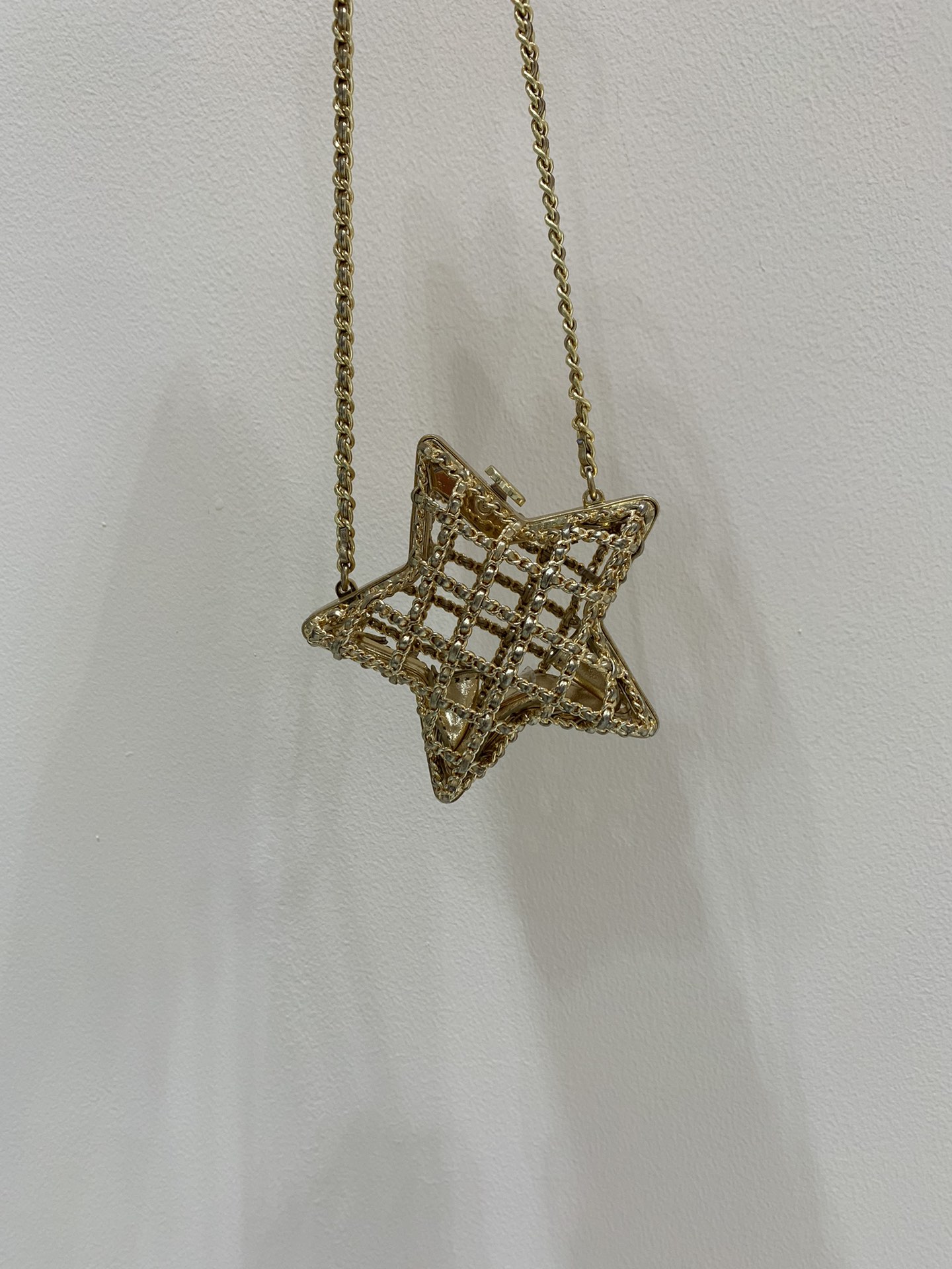 图片[4]-Chanel23S春夏 星星镂空晚宴包
做旧五金➕小羊皮
11.5*11*4cm
全套包装-高仿包包