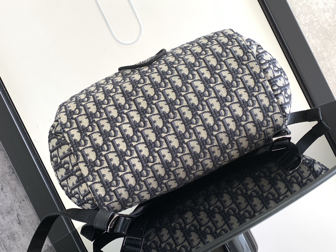 P 1220The Dior 8 backpack is a new addition to the summer 2014 menswear collection with a flap design that pays homage to the fabulous outdoors and Dior's fashionable style.Crafted in beige and black Oblique printed fabricsThe main compartment has a flap with Dior 8 clasp to organize your daily essentialsFront zipper pocket and mesh fabric side pockets for easy access to your keys or earphonesPractical and versatile, it's the perfect addition to any look. Beige and black Oblique printInterior with Dior embossed logoPadded mesh fabricAdjustable shoulder strapLeather handlesRear side of bag with quilted tech-knit fabricReinforced with Dior logoFlap closure with 2 Dior 8 claspsFront zipped pocketSides with 2 mesh fabric side pocketsInterior zipped pocket with dust pocketNo. 1 EIBA187YKK 1EIBA187YKY_H27E1213Size: 31 x 50 x 18 cm-High-Fashion Factory