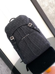 这款 Dior 8 双肩背包是二零二四夏季男装系列搭配翻盖设计致敬美妙的户外和 Dior 的时尚风范采用黑色 Oblique 印花面料精心制作主隔层配有翻盖饰以 Dior 8 搭扣可收纳各种日常用品正面拉链口袋和网眼织物侧袋便于轻松取放钥匙或耳机实用百搭是各种造型的点睛之笔
黑色 Oblique 印花
内侧饰有 Dior 压花标志
加垫网眼织物可调节肩带
皮革手柄
手袋后侧采用绗缝科技针织面料加固饰以 Dior 标志
翻盖开合搭配 2 个 Dior 8 搭扣
正面拉链口袋
侧面饰以 2 个网眼织物侧面口袋
内部拉链口袋
内含防尘袋
编号: 1EIBA187YKY_H27E
尺寸：31 x 50 x 18 厘米(1213)-高仿包包