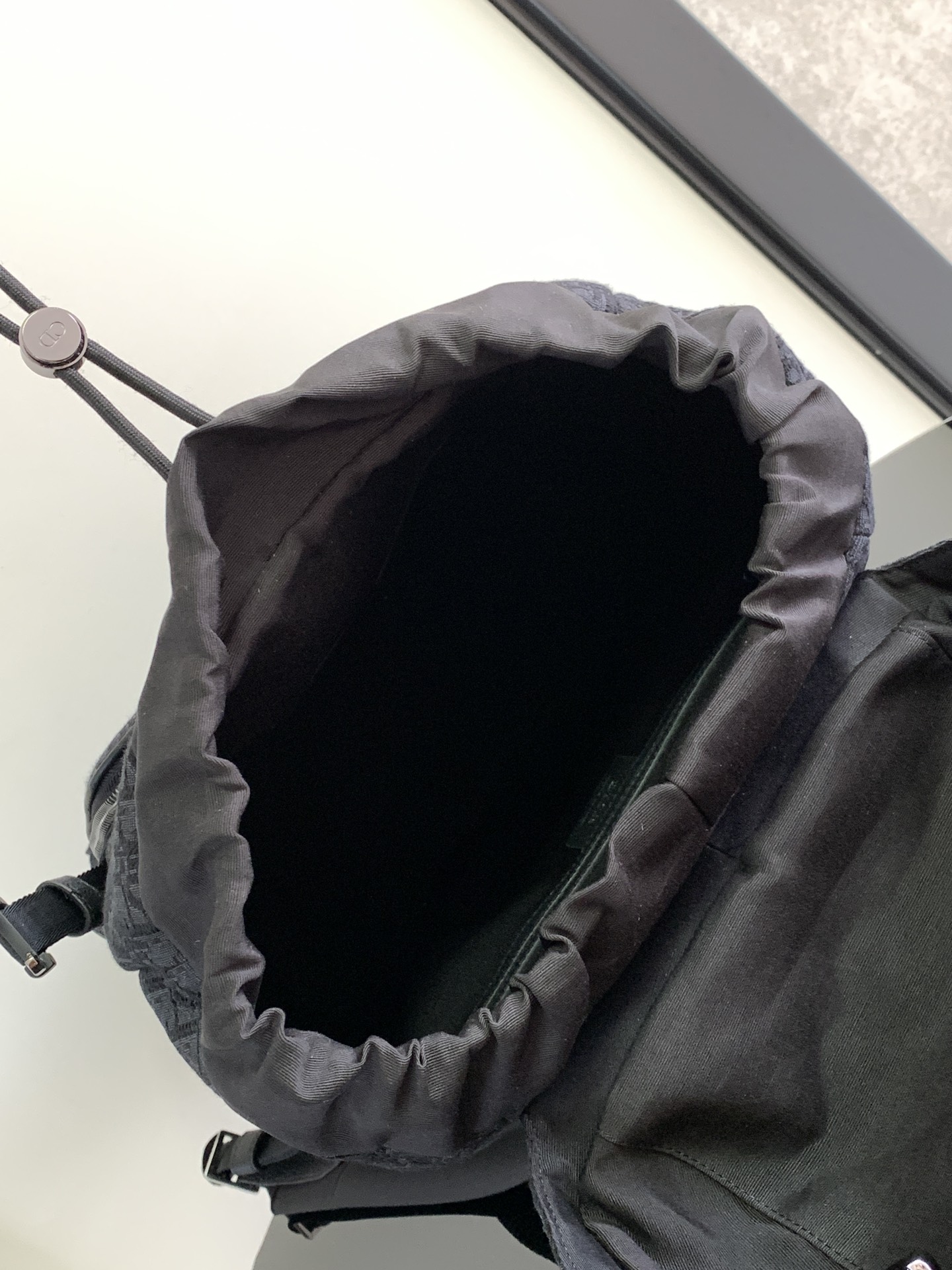 图片[8]-这款 Dior 8 双肩背包是二零二四夏季男装系列搭配翻盖设计致敬美妙的户外和 Dior 的时尚风范采用黑色 Oblique 印花面料精心制作主隔层配有翻盖饰以 Dior 8 搭扣可收纳各种日常用品正面拉链口袋和网眼织物侧袋便于轻松取放钥匙或耳机实用百搭是各种造型的点睛之笔
黑色 Oblique 印花
内侧饰有 Dior 压花标志
加垫网眼织物可调节肩带
皮革手柄
手袋后侧采用绗缝科技针织面料加固饰以 Dior 标志
翻盖开合搭配 2 个 Dior 8 搭扣
正面拉链口袋
侧面饰以 2 个网眼织物侧面口袋
内部拉链口袋
内含防尘袋
编号: 1EIBA187YKY_H27E
尺寸：31 x 50 x 18 厘米(1213)-高仿包包