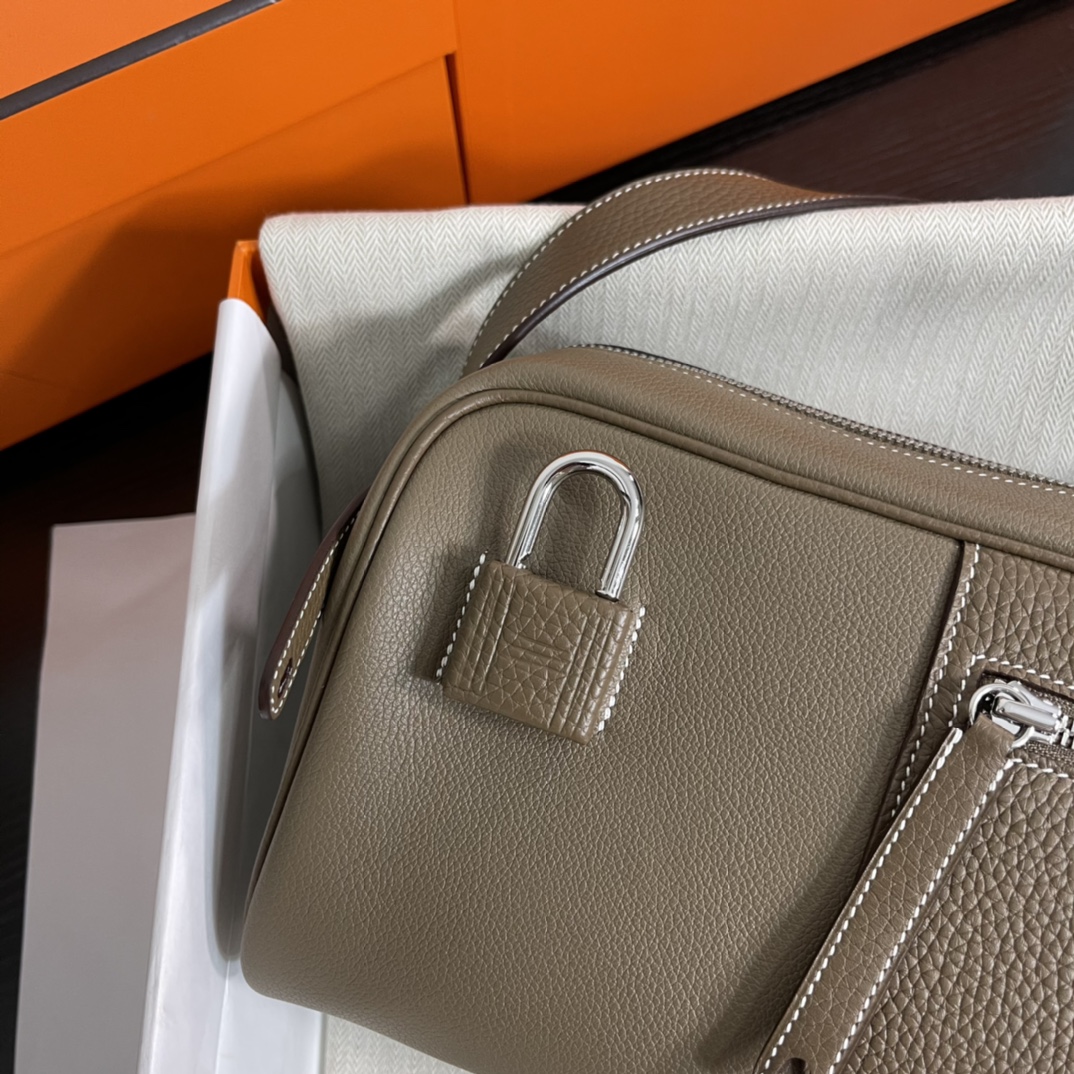 Nouveau On Boby Shoulder Bag evercolor leather spelling clemence leather 29cm elephant gray New this year's new models were immediately planted 😍 Want a casual crossbody bag with a zipper must buy him super nice! -High imitation factory