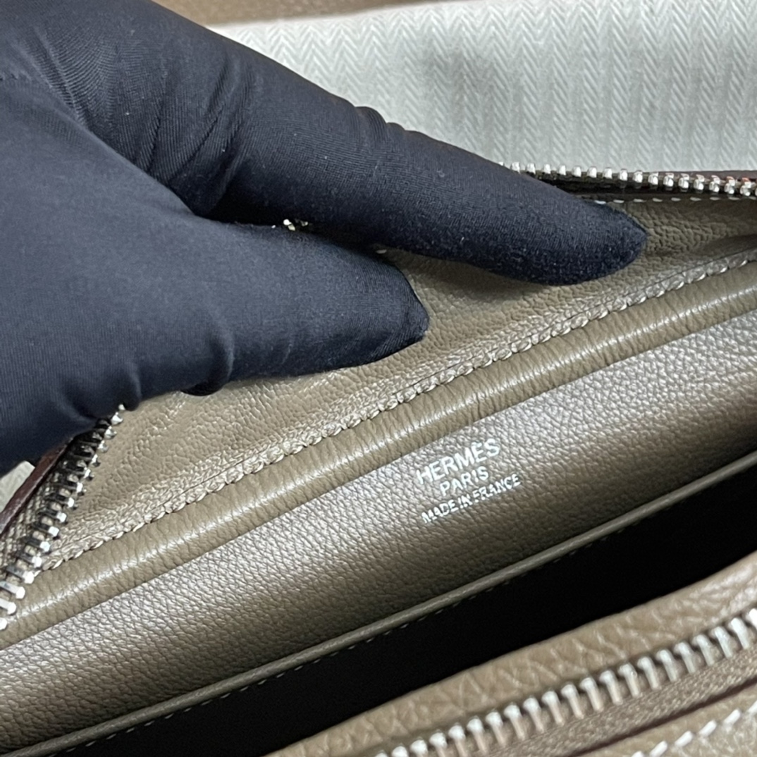 Nouveau On Boby Shoulder Bag evercolor leather spelling clemence leather 29cm elephant gray New this year's new models were immediately planted 😍 Want a casual crossbody bag with a zipper must buy him super nice! -High imitation factory