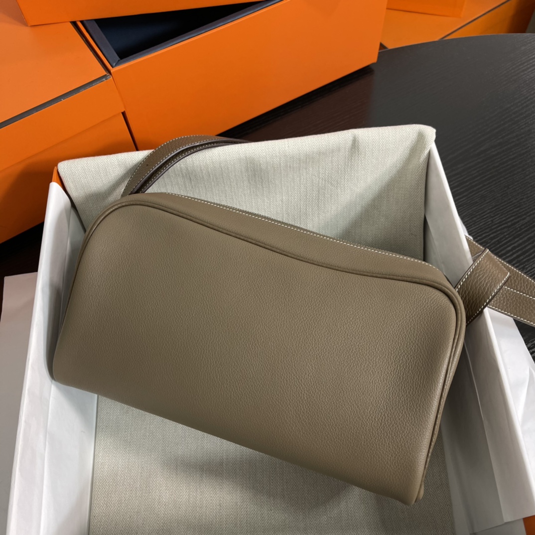 Nouveau On Boby Shoulder Bag evercolor leather spelling clemence leather 29cm elephant gray New this year's new models were immediately planted 😍 Want a casual crossbody bag with a zipper must buy him super nice! -High imitation factory