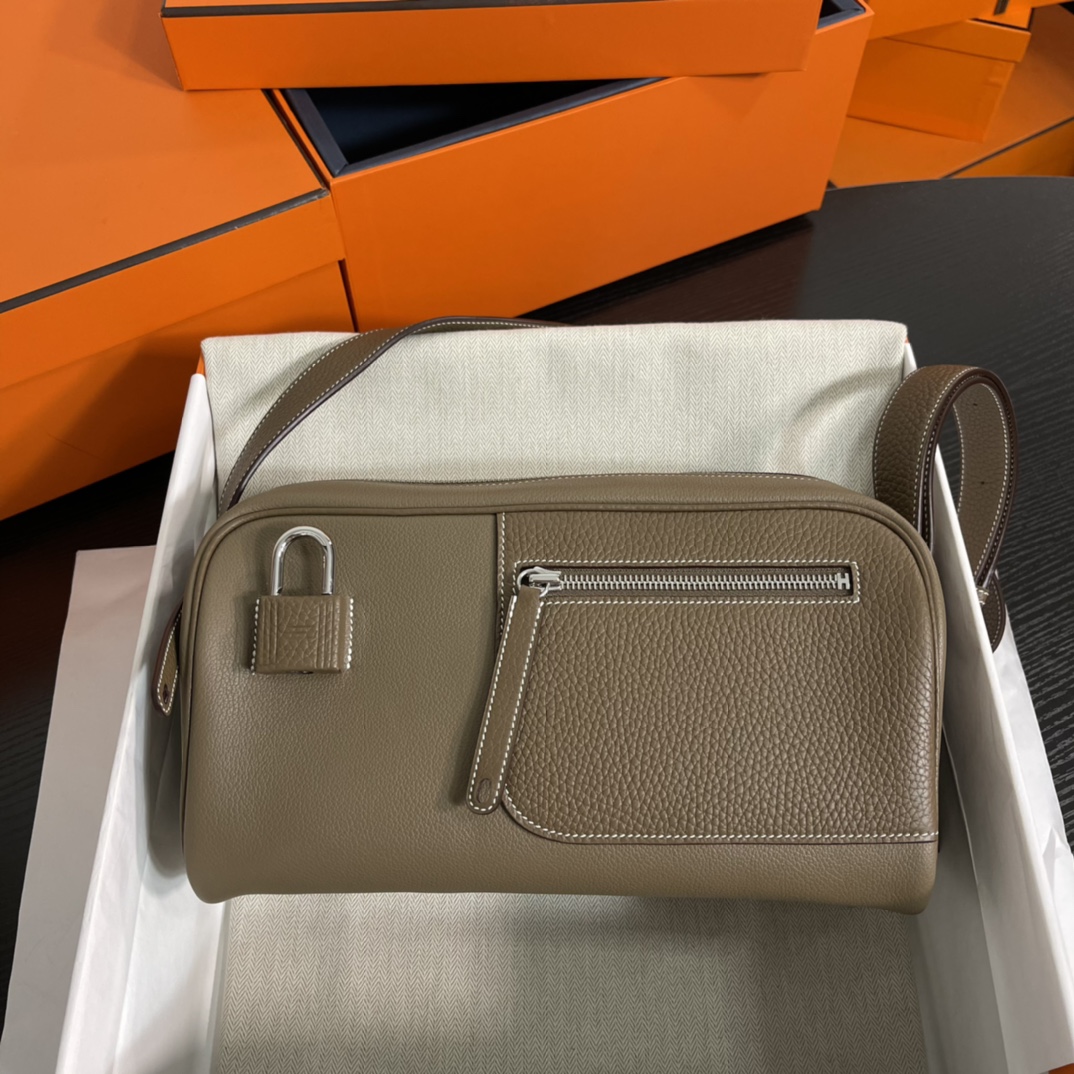 Nouveau On Boby Shoulder Bag evercolor leather spelling clemence leather 29cm elephant gray New this year's new models were immediately planted 😍 Want a casual crossbody bag with a zipper must buy him super nice! -High imitation factory