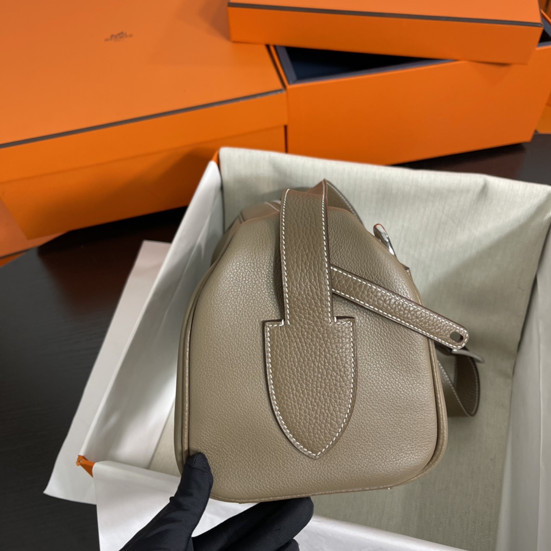 Nouveau On Boby Shoulder Bag evercolor leather spelling clemence leather 29cm elephant gray New this year's new models were immediately planted 😍 Want a casual crossbody bag with a zipper must buy him super nice! -High imitation factory