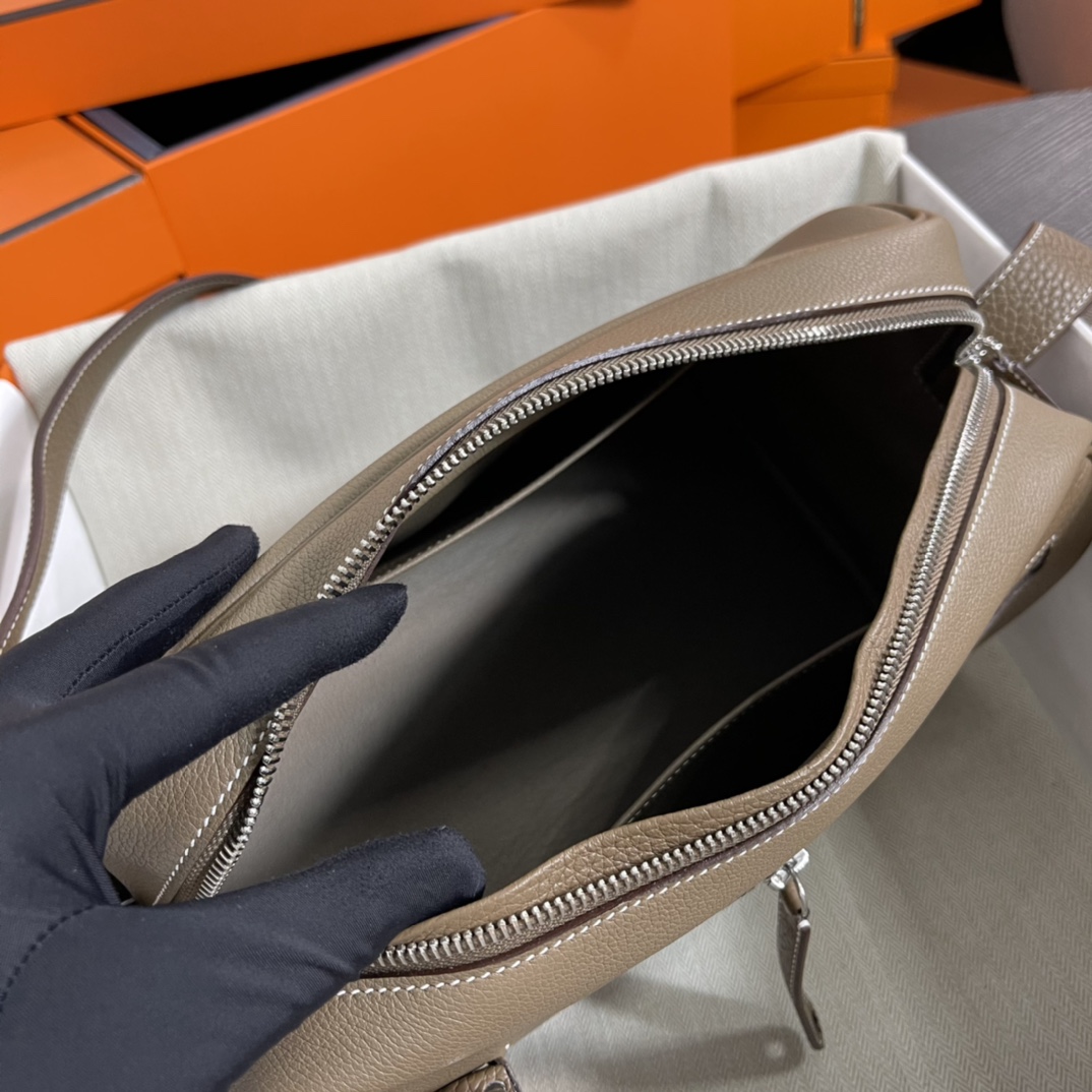 Nouveau On Boby Shoulder Bag evercolor leather spelling clemence leather 29cm elephant gray New this year's new models were immediately planted 😍 Want a casual crossbody bag with a zipper must buy him super nice! -High imitation factory