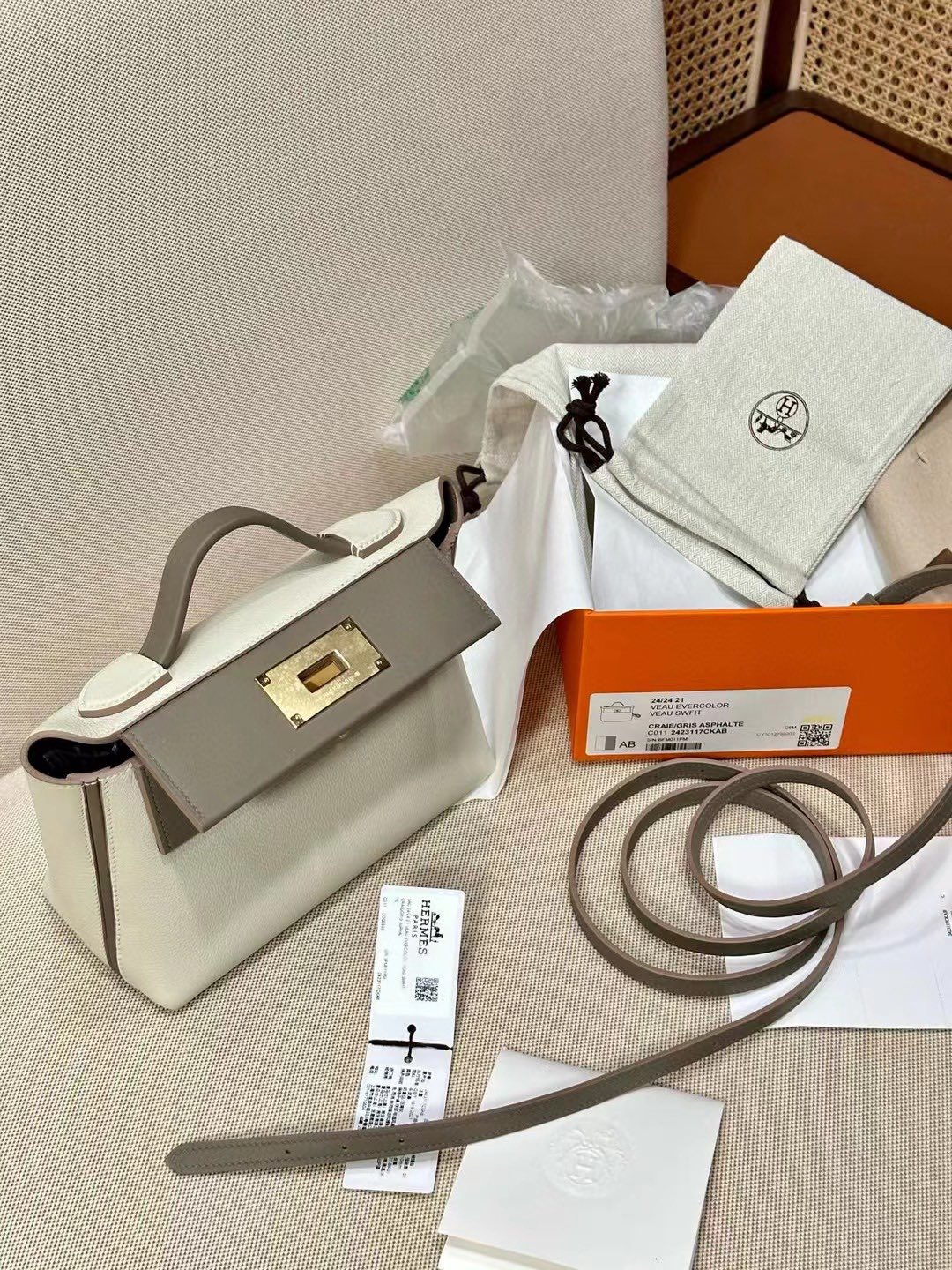 Mini 2424 Evercolor 8F Pewter Gray with Milkshake White Gold Silver Buckle Light Vintage Vibe Not only does it look beautiful, but it's also easy to carry in a variety of ways (handheld, shoulder, cross-body, two-shoulder) The two-strap carrying method is super-practical!