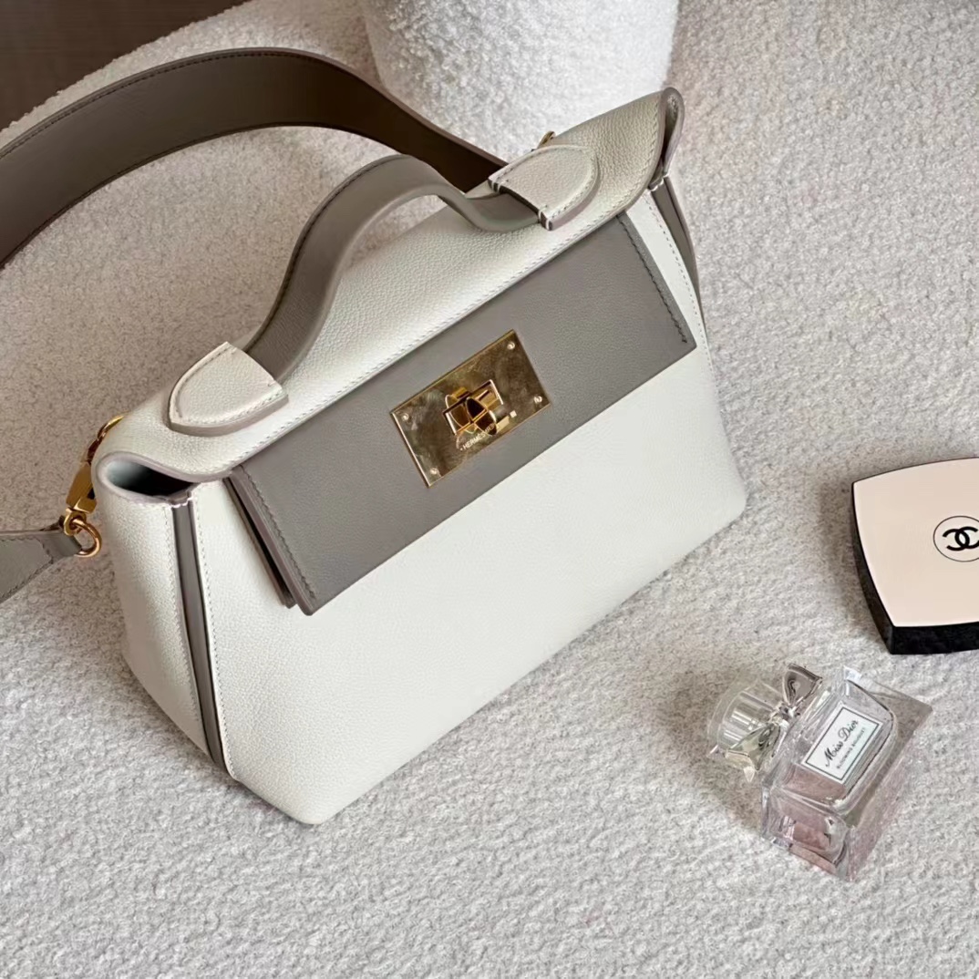 Mini 2424 Evercolor 8F Pewter Gray with Milkshake White Gold Silver Buckle Light Vintage Vibe Not only does it look beautiful, but it's also easy to carry in a variety of ways (handheld, shoulder, cross-body, two-shoulder) The two-strap carrying method is super-practical!