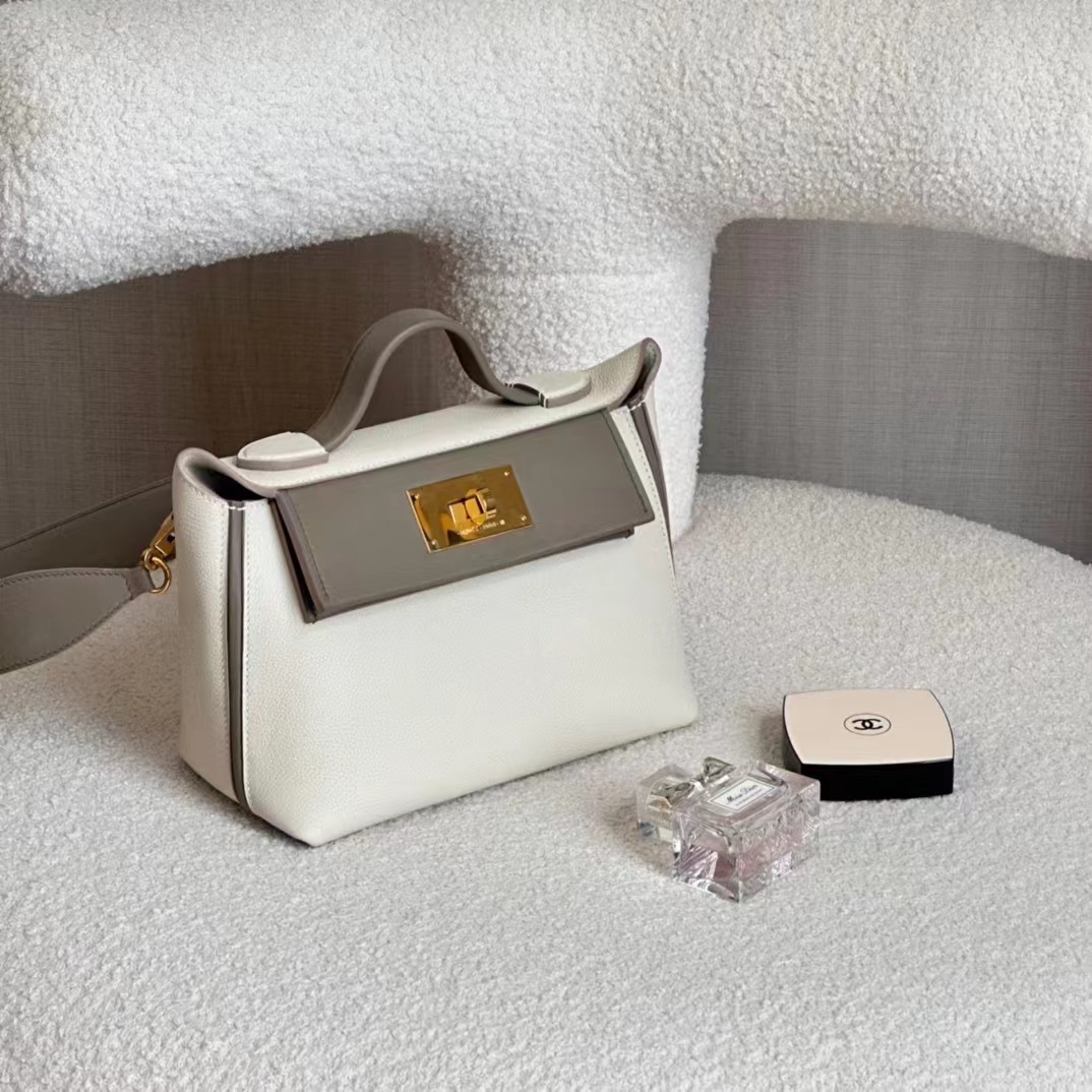 Mini 2424 Evercolor 8F Pewter Gray with Milkshake White Gold Silver Buckle Light Vintage Vibe Not only does it look beautiful, but it's also easy to carry in a variety of ways (handheld, shoulder, cross-body, two-shoulder) The two-strap carrying method is super-practical!