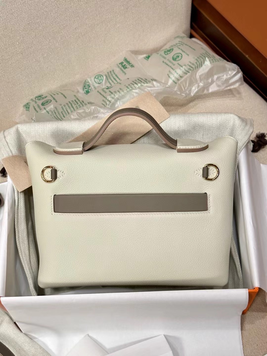 Mini 2424 Evercolor 8F Pewter Gray with Milkshake White Gold Silver Buckle Light Vintage Vibe Not only does it look beautiful, but it's also easy to carry in a variety of ways (handheld, shoulder, cross-body, two-shoulder) The two-strap carrying method is super-practical!