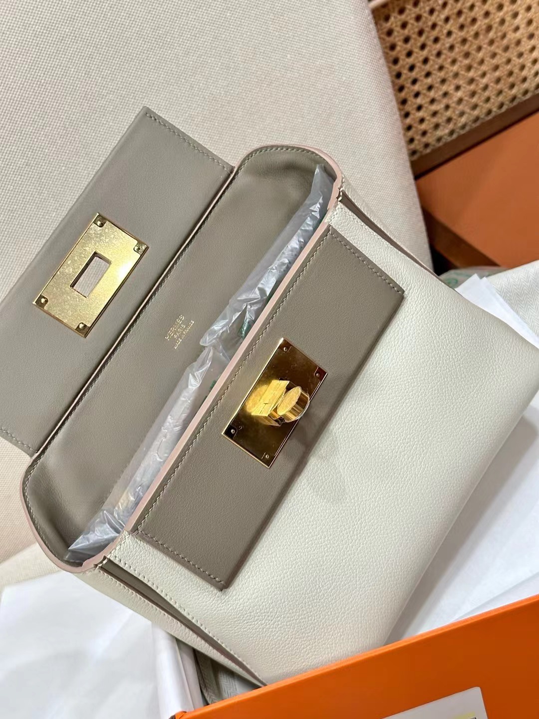 Mini 2424 Evercolor 8F Pewter Gray with Milkshake White Gold Silver Buckle Light Vintage Vibe Not only does it look beautiful, but it's also easy to carry in a variety of ways (handheld, shoulder, cross-body, two-shoulder) The two-strap carrying method is super-practical!