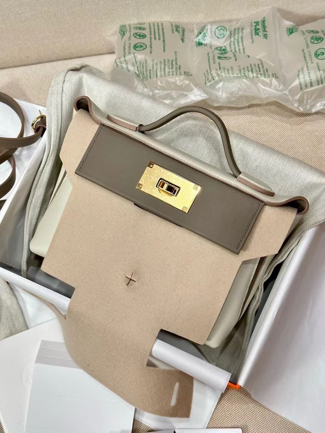Mini 2424 Evercolor 8F Pewter Gray with Milkshake White Gold Silver Buckle Light Vintage Vibe Not only does it look beautiful, but it's also easy to carry in a variety of ways (handheld, shoulder, cross-body, two-shoulder) The two-strap carrying method is super-practical!