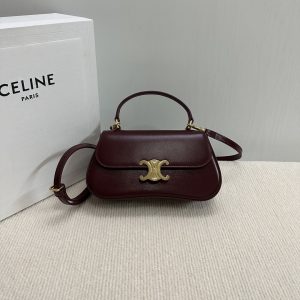 P1280 新品上线🅰️🅰️ TEEN LOLA 爆款推荐❇️
CE秋冬新款TEEN LOLA 标志印花手袋👜 
凯旋门家族又一封神之作 Teen Lola上线 TRIO MPHE按扣开合 内设1个内侧隔层 1个内侧扁平口袋 长肩带可拆卸和调节 包包呈现极致的法式优雅风 🉑️轻松装下手机 粉饼 口红 小卡包等日常生活用品！ 不仅小巧精致可爱 还🉑️手拎斜挎 单肩多种搭配🫶🏻 
款号：119533💰
颜色：酒红色（配原版包装）
尺寸：20x11.5x5cm-高仿包包