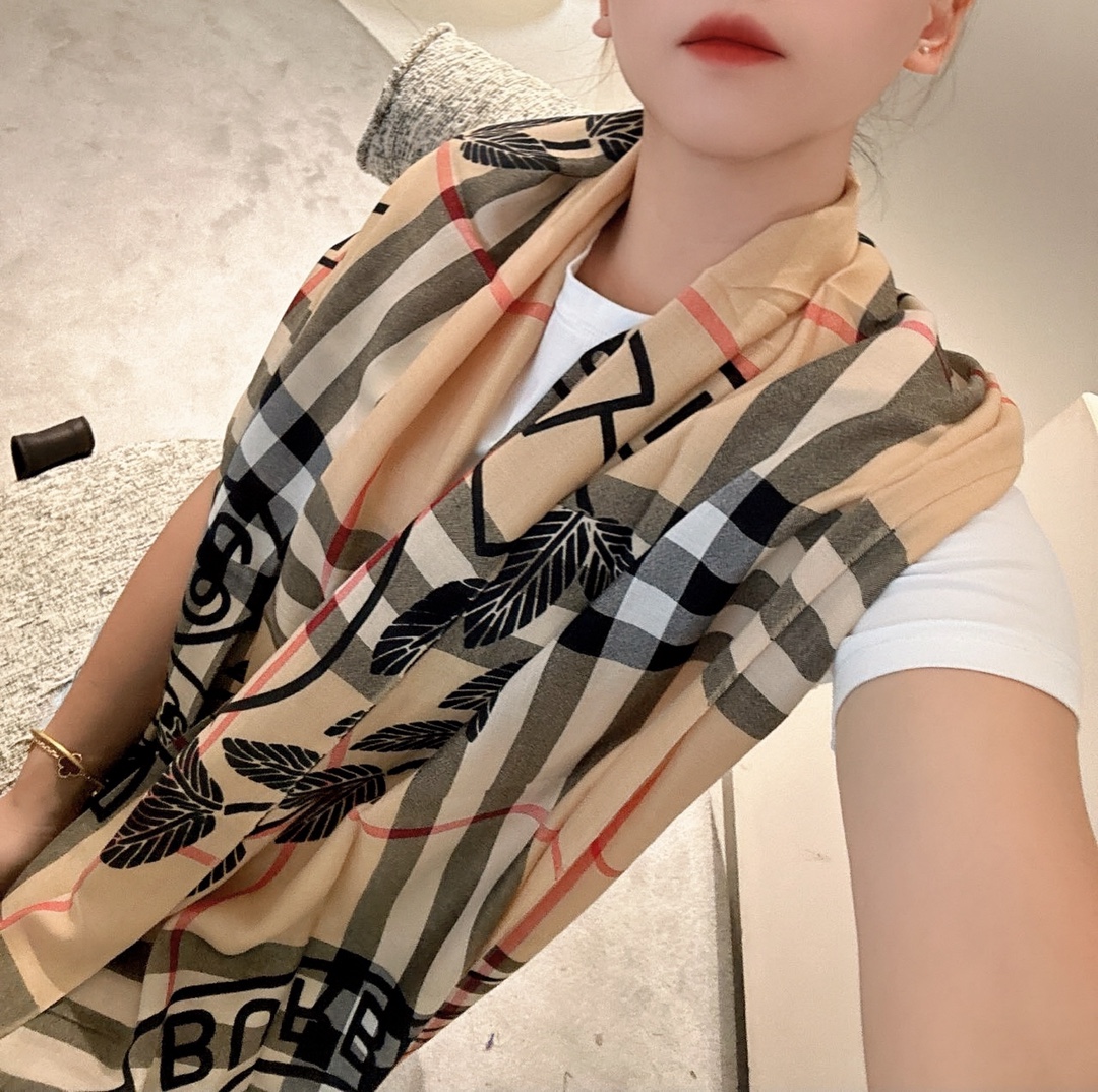 图片[2]-P290  巴宝莉💗围巾披肩重磅来了专柜验货burberry殿堂级皇室最新款专柜在售16000+ 人手必备的burberry单品每色都是万年经典色搭配任何大衣羽绒服必备的 克什米尔高原山羊绒 手感柔软细腻 保暖度级棒 南北方冬季必备超薄材质特点加上桃心的印花设计真的极其好造型！美到极致！手感柔软舒适透气！100%山羊绒！80*190cm ！-高仿包包