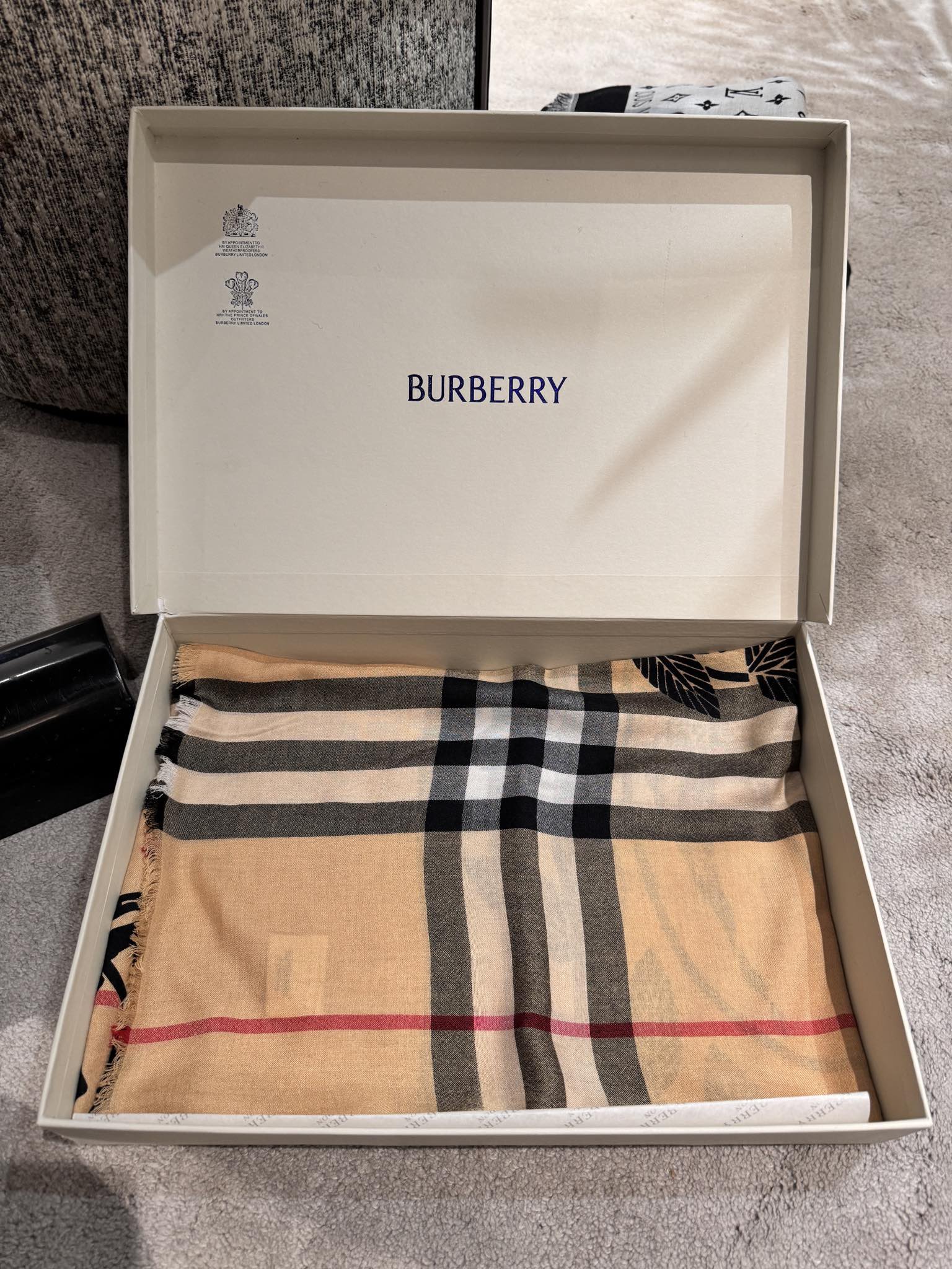 图片[3]-P290  巴宝莉💗围巾披肩重磅来了专柜验货burberry殿堂级皇室最新款专柜在售16000+ 人手必备的burberry单品每色都是万年经典色搭配任何大衣羽绒服必备的 克什米尔高原山羊绒 手感柔软细腻 保暖度级棒 南北方冬季必备超薄材质特点加上桃心的印花设计真的极其好造型！美到极致！手感柔软舒适透气！100%山羊绒！80*190cm ！-高仿包包