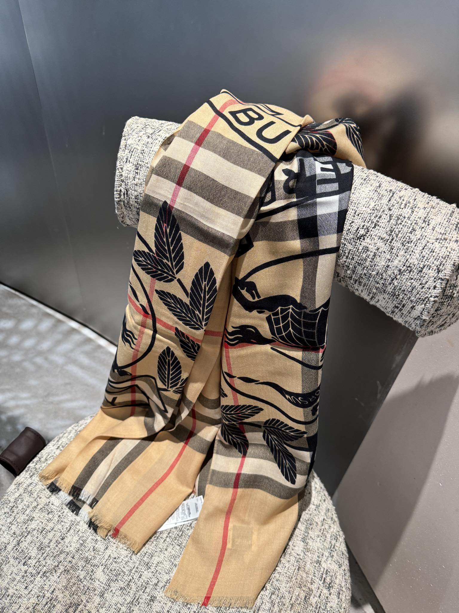 图片[5]-P290  巴宝莉💗围巾披肩重磅来了专柜验货burberry殿堂级皇室最新款专柜在售16000+ 人手必备的burberry单品每色都是万年经典色搭配任何大衣羽绒服必备的 克什米尔高原山羊绒 手感柔软细腻 保暖度级棒 南北方冬季必备超薄材质特点加上桃心的印花设计真的极其好造型！美到极致！手感柔软舒适透气！100%山羊绒！80*190cm ！-高仿包包