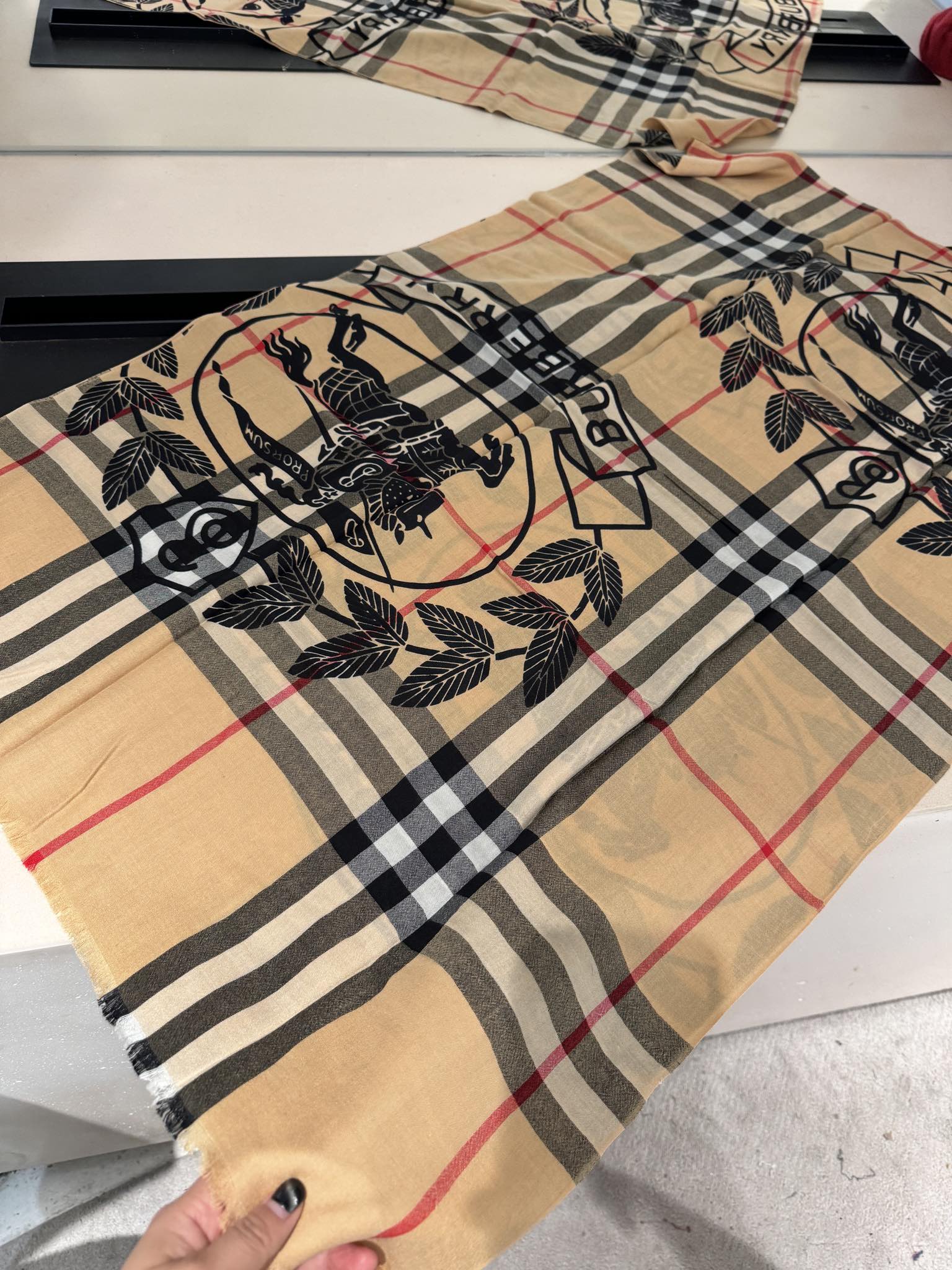 图片[8]-P290  巴宝莉💗围巾披肩重磅来了专柜验货burberry殿堂级皇室最新款专柜在售16000+ 人手必备的burberry单品每色都是万年经典色搭配任何大衣羽绒服必备的 克什米尔高原山羊绒 手感柔软细腻 保暖度级棒 南北方冬季必备超薄材质特点加上桃心的印花设计真的极其好造型！美到极致！手感柔软舒适透气！100%山羊绒！80*190cm ！-高仿包包