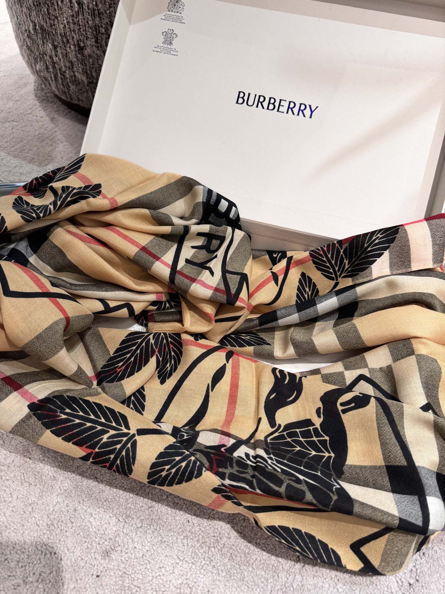 图片[6]-P290  巴宝莉💗围巾披肩重磅来了专柜验货burberry殿堂级皇室最新款专柜在售16000+ 人手必备的burberry单品每色都是万年经典色搭配任何大衣羽绒服必备的 克什米尔高原山羊绒 手感柔软细腻 保暖度级棒 南北方冬季必备超薄材质特点加上桃心的印花设计真的极其好造型！美到极致！手感柔软舒适透气！100%山羊绒！80*190cm ！-高仿包包