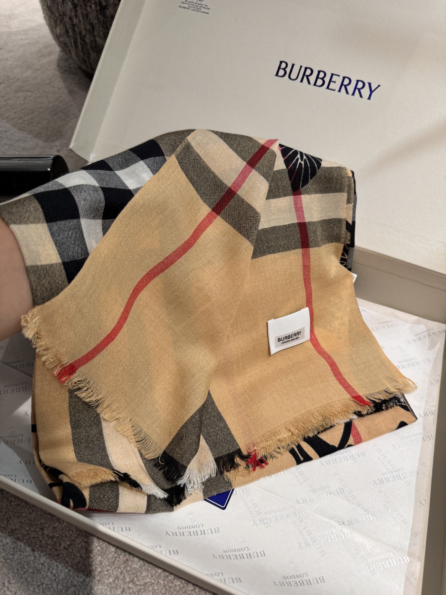 图片[4]-P290  巴宝莉💗围巾披肩重磅来了专柜验货burberry殿堂级皇室最新款专柜在售16000+ 人手必备的burberry单品每色都是万年经典色搭配任何大衣羽绒服必备的 克什米尔高原山羊绒 手感柔软细腻 保暖度级棒 南北方冬季必备超薄材质特点加上桃心的印花设计真的极其好造型！美到极致！手感柔软舒适透气！100%山羊绒！80*190cm ！-高仿包包