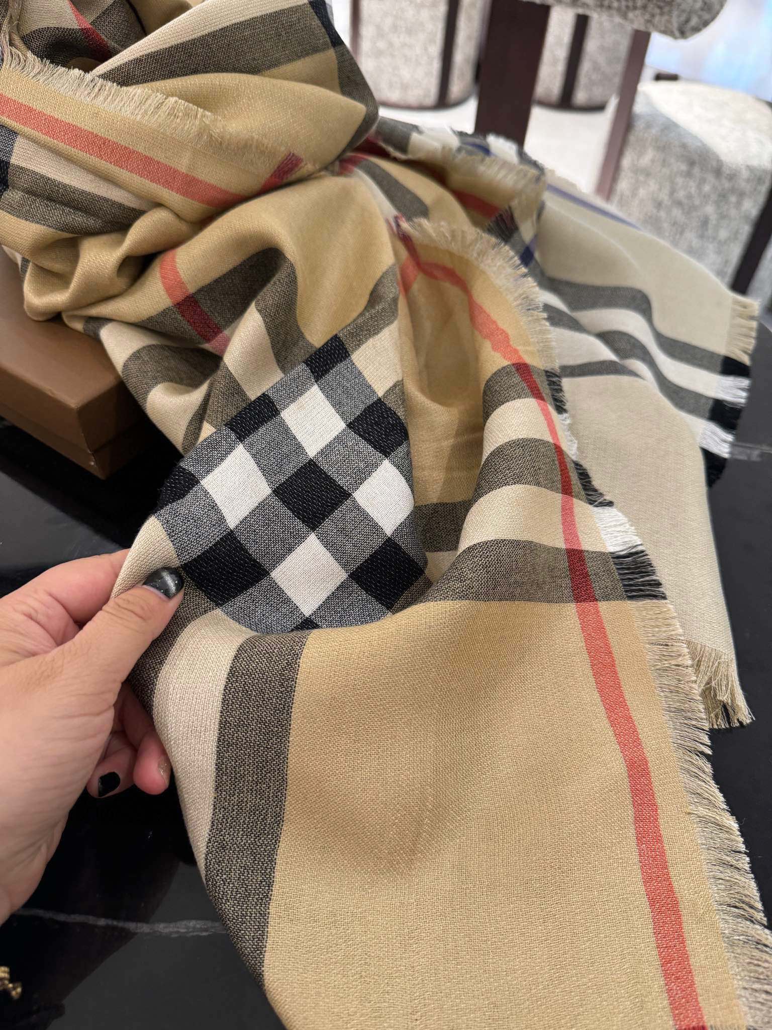 图片[7]-P290   高版本BURBERRY家经典格！2024年最值得入超值版老友闭眼入！一条围巾两条的快乐！！！经典格经典配色这个不用多说！有货囤就完事了！经典的东西不过时什么时候拿出来都是极好的四季用百搭款！70*220cm 丝羊绒款-高仿包包