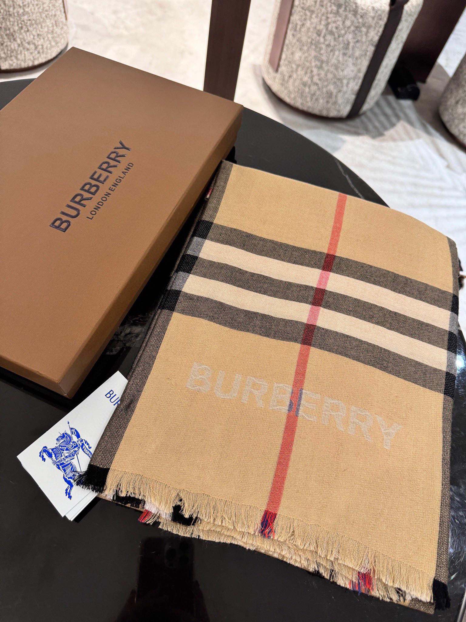 图片[2]-P290   高版本BURBERRY家经典格！2024年最值得入超值版老友闭眼入！一条围巾两条的快乐！！！经典格经典配色这个不用多说！有货囤就完事了！经典的东西不过时什么时候拿出来都是极好的四季用百搭款！70*220cm 丝羊绒款-高仿包包