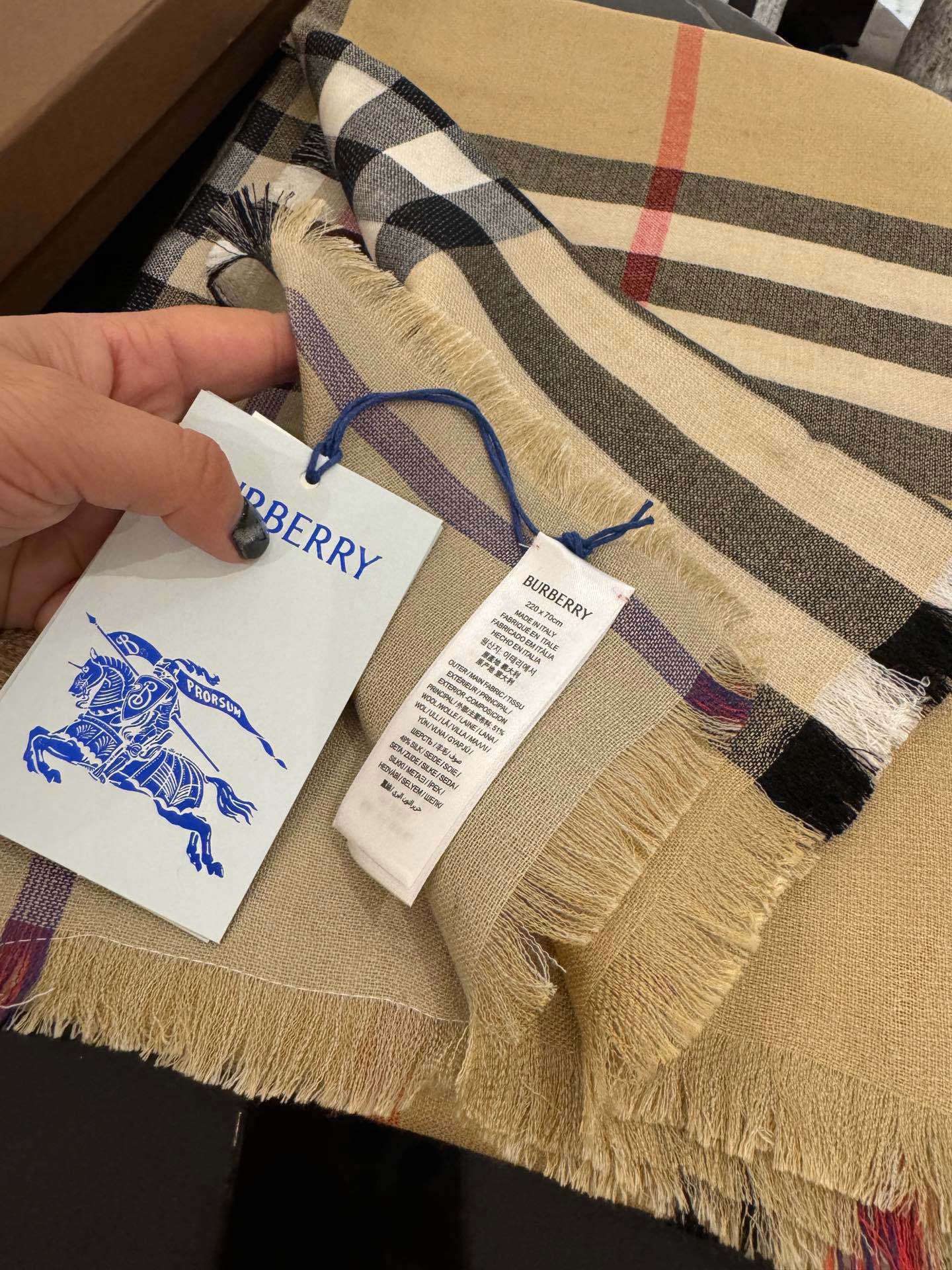 图片[3]-P290   高版本BURBERRY家经典格！2024年最值得入超值版老友闭眼入！一条围巾两条的快乐！！！经典格经典配色这个不用多说！有货囤就完事了！经典的东西不过时什么时候拿出来都是极好的四季用百搭款！70*220cm 丝羊绒款-高仿包包