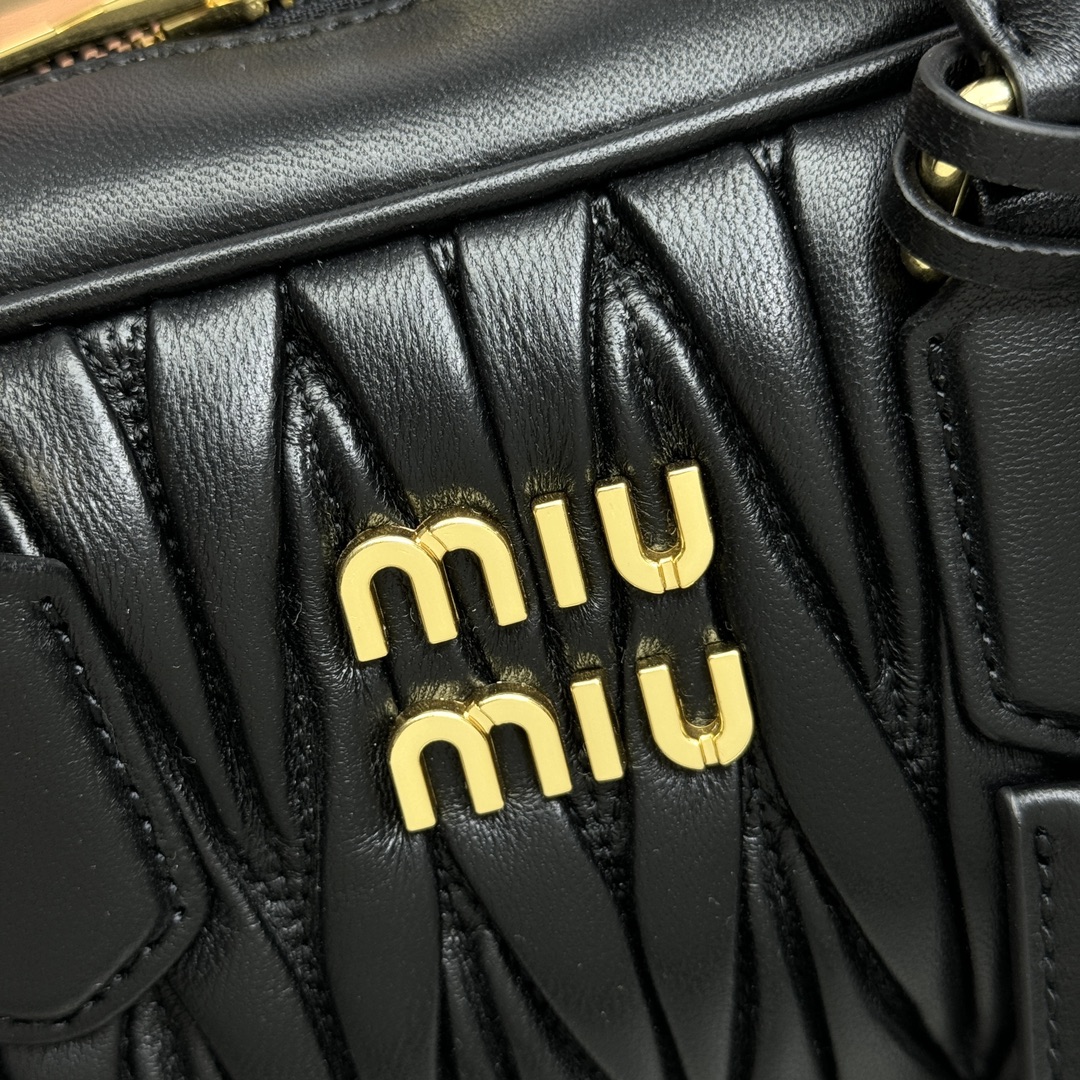 P1600 5BB142 embroidery line M family bowling bag official website to promote this year's absolute top imported lambskin MiuMiu unique style Matelasse pattern body exquisite three-dimensional stylish front engraved logo and leather color echo removable adjustable leather long shoulder strap cotton satin lining with zipper pockets many celebrities netroots with the same model size 22X10.5X7.5Cm with the original packaging