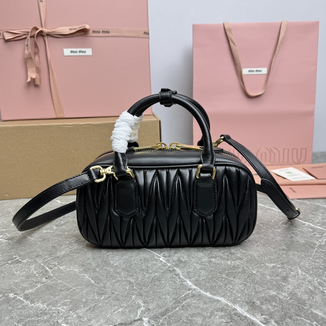 P1600 5BB142 embroidery line M family bowling bag official website to promote this year's absolute top imported lambskin MiuMiu unique style Matelasse pattern body exquisite three-dimensional stylish front engraved logo and leather color echo removable adjustable leather long shoulder strap cotton satin lining with zipper pockets many celebrities netroots with the same model size 22X10.5X7.5Cm with the original packaging